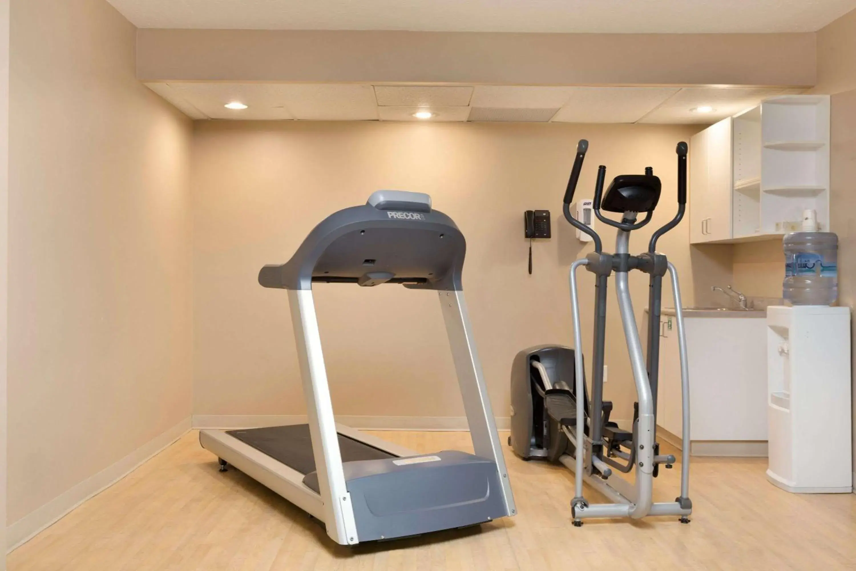 Bathroom, Fitness Center/Facilities in Border Inn & Suites