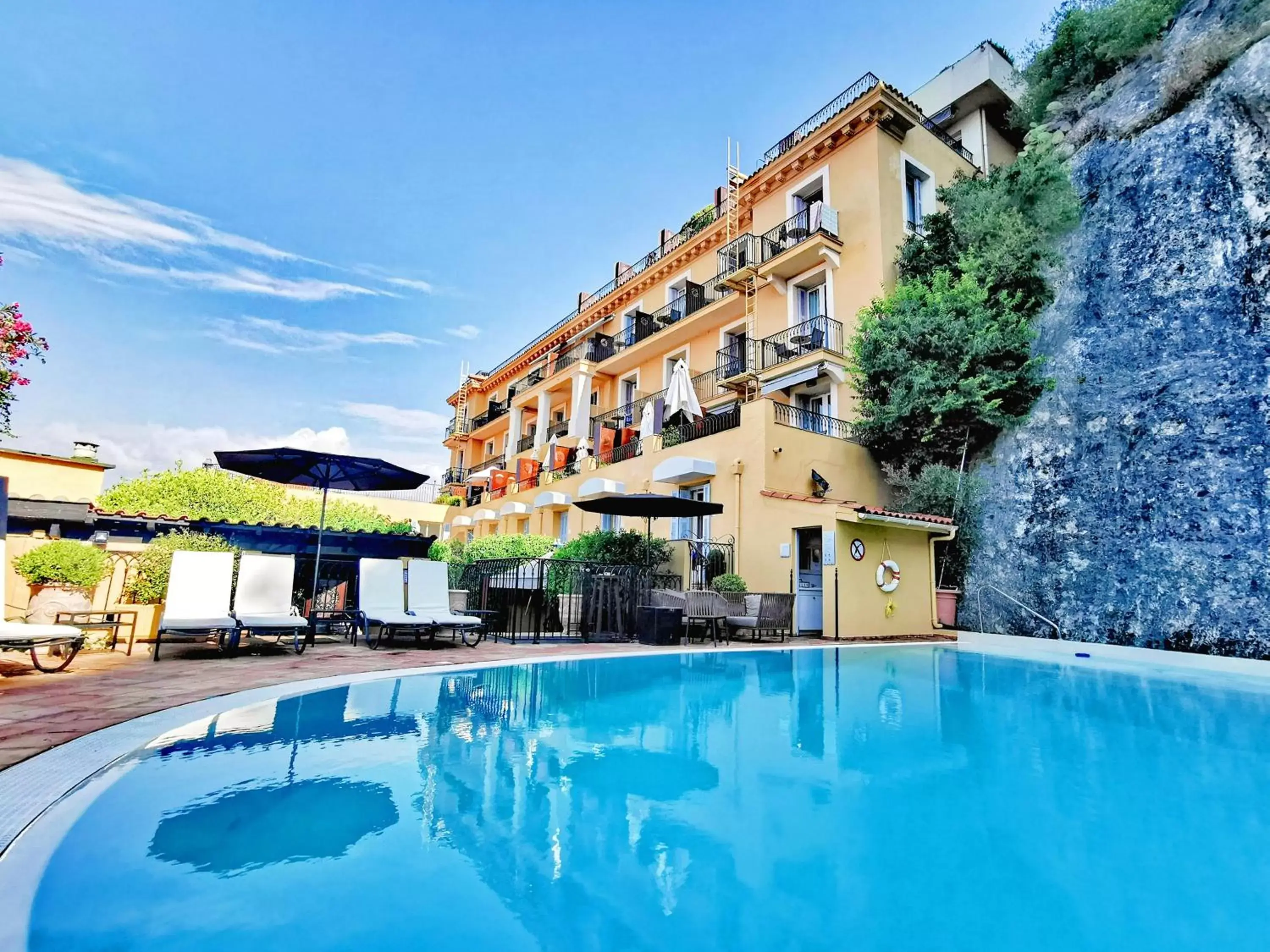 Swimming pool in Hôtel La Pérouse Nice Baie des Anges Swimming pool in Hôtel La Pérouse Nice Baie des Anges