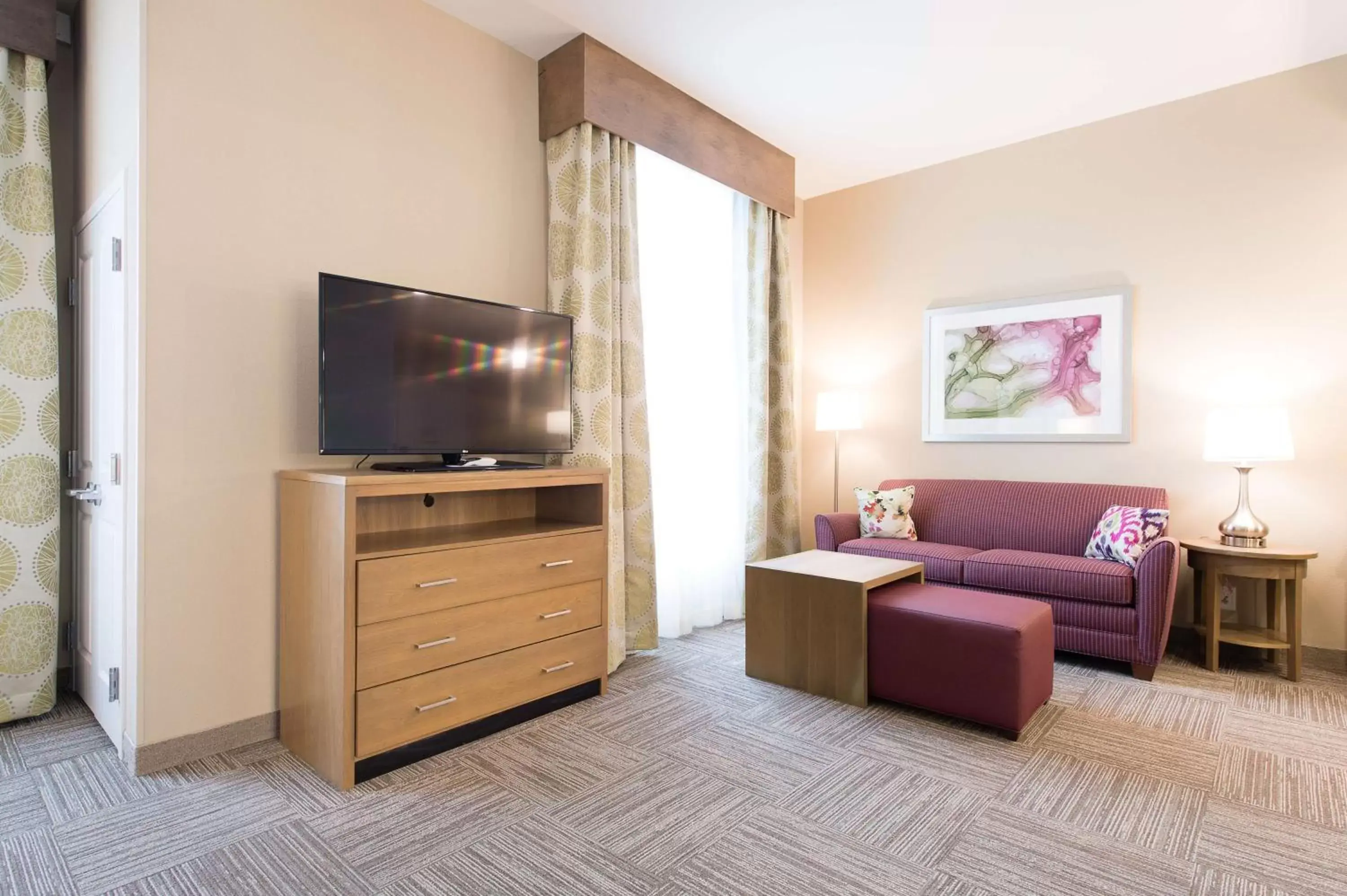 Living room, TV/Entertainment Center in Homewood Suites by Hilton Concord