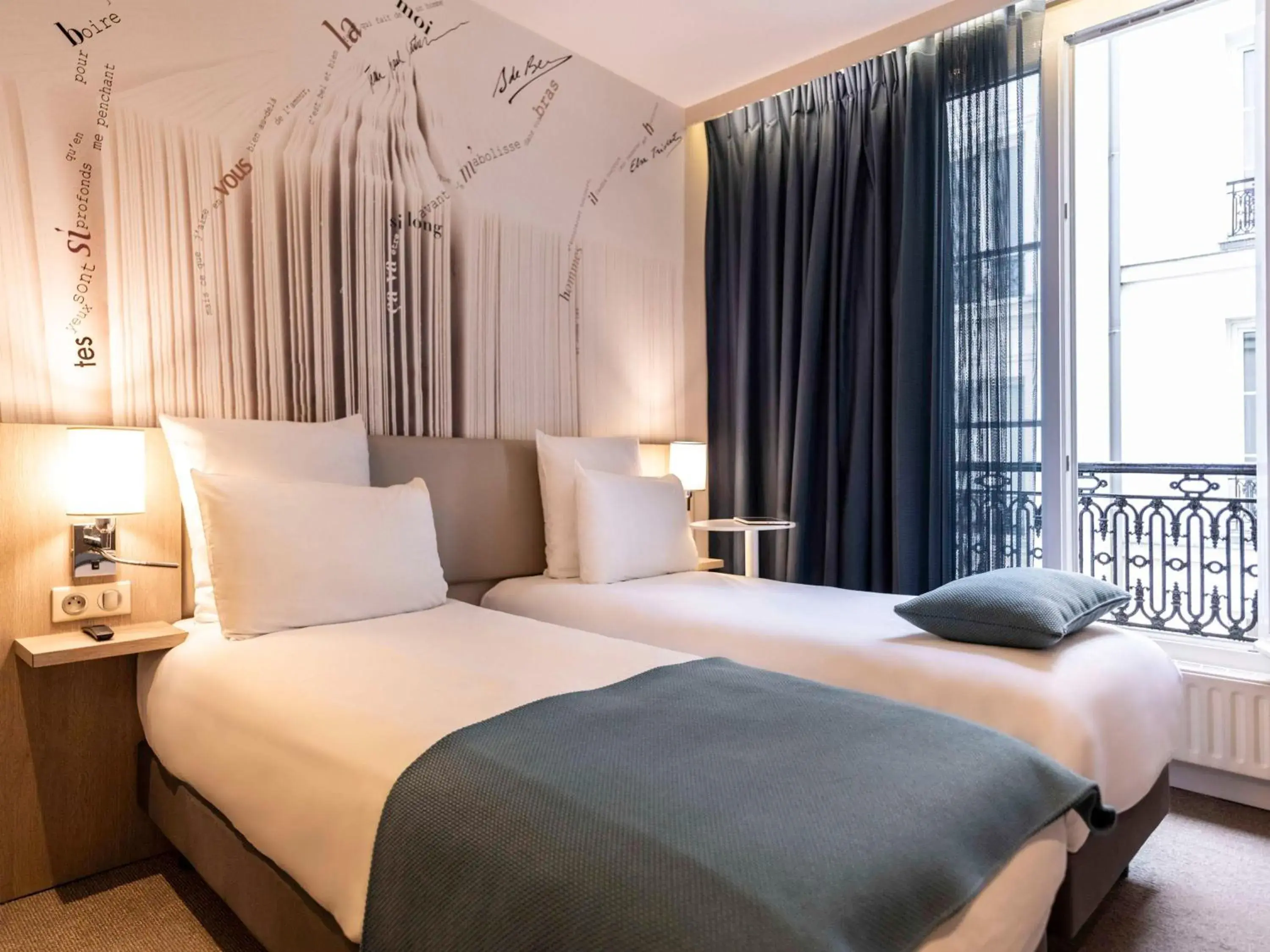 Bedroom, Bed in Mercure Paris Montparnasse Raspail
