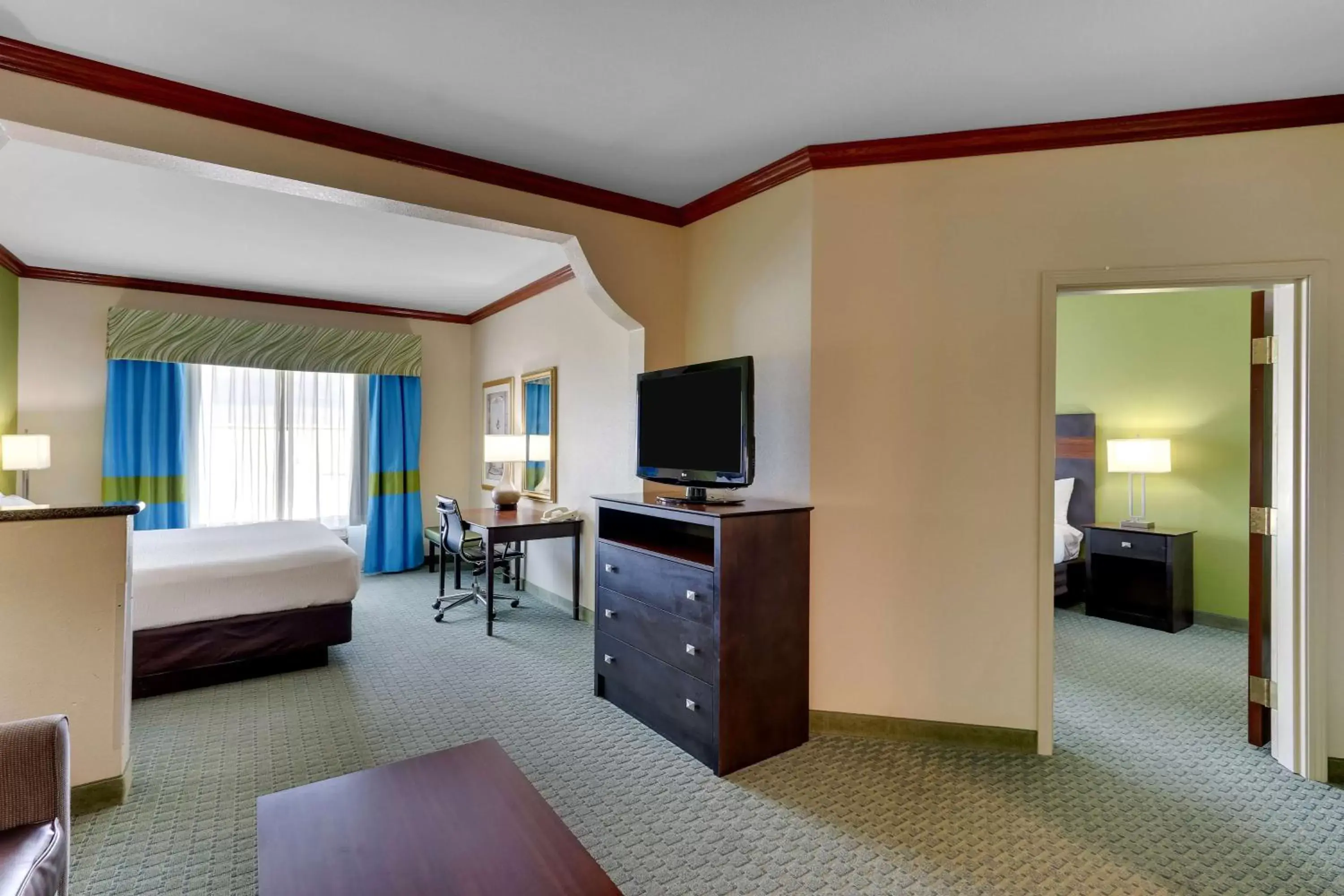 Bedroom, TV/Entertainment Center in Best Western Plus Woodway Waco South Inn & Suites