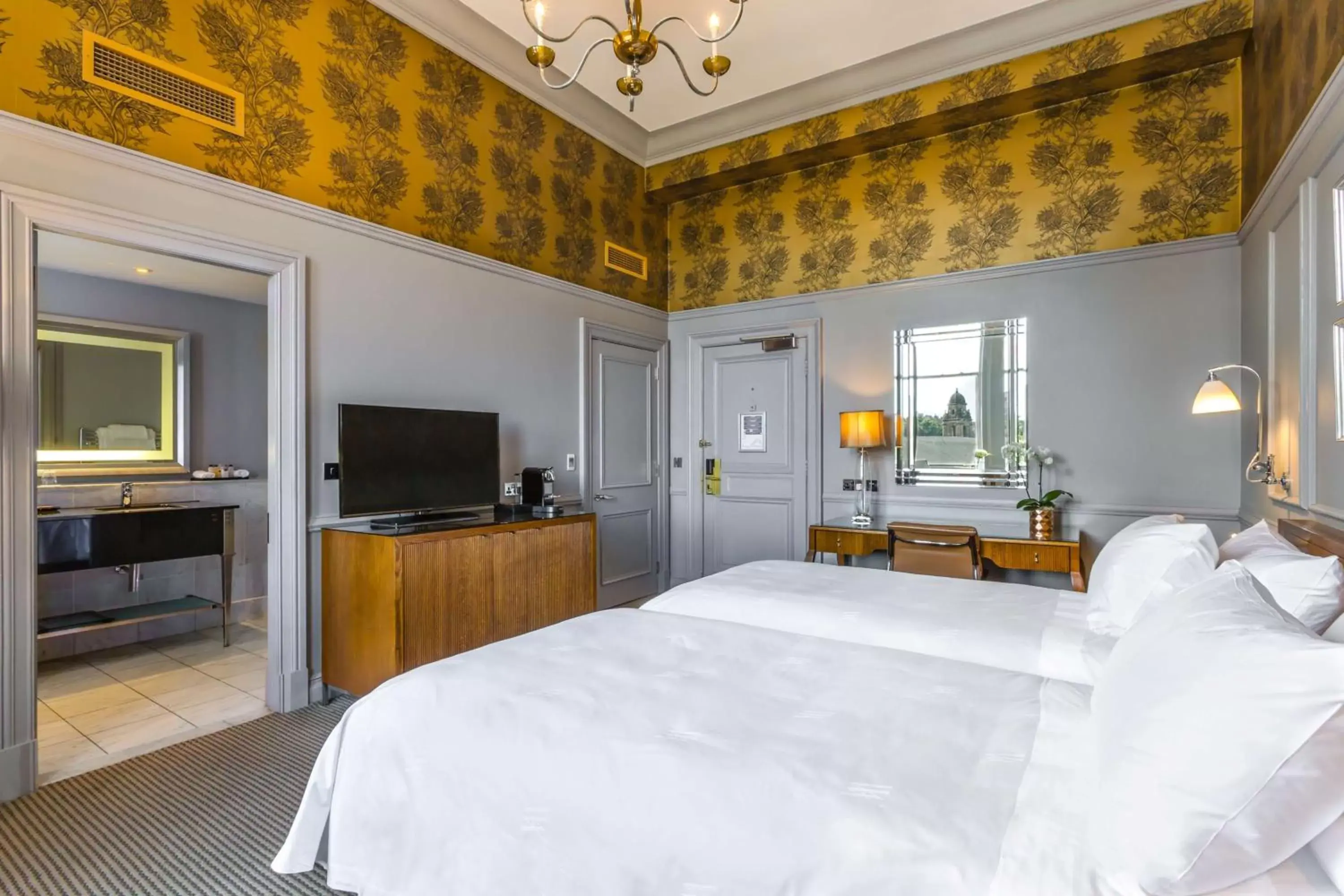 Bed in Waldorf Astoria Edinburgh - The Caledonian