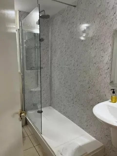 Bathroom in The Saracens Head Hotel