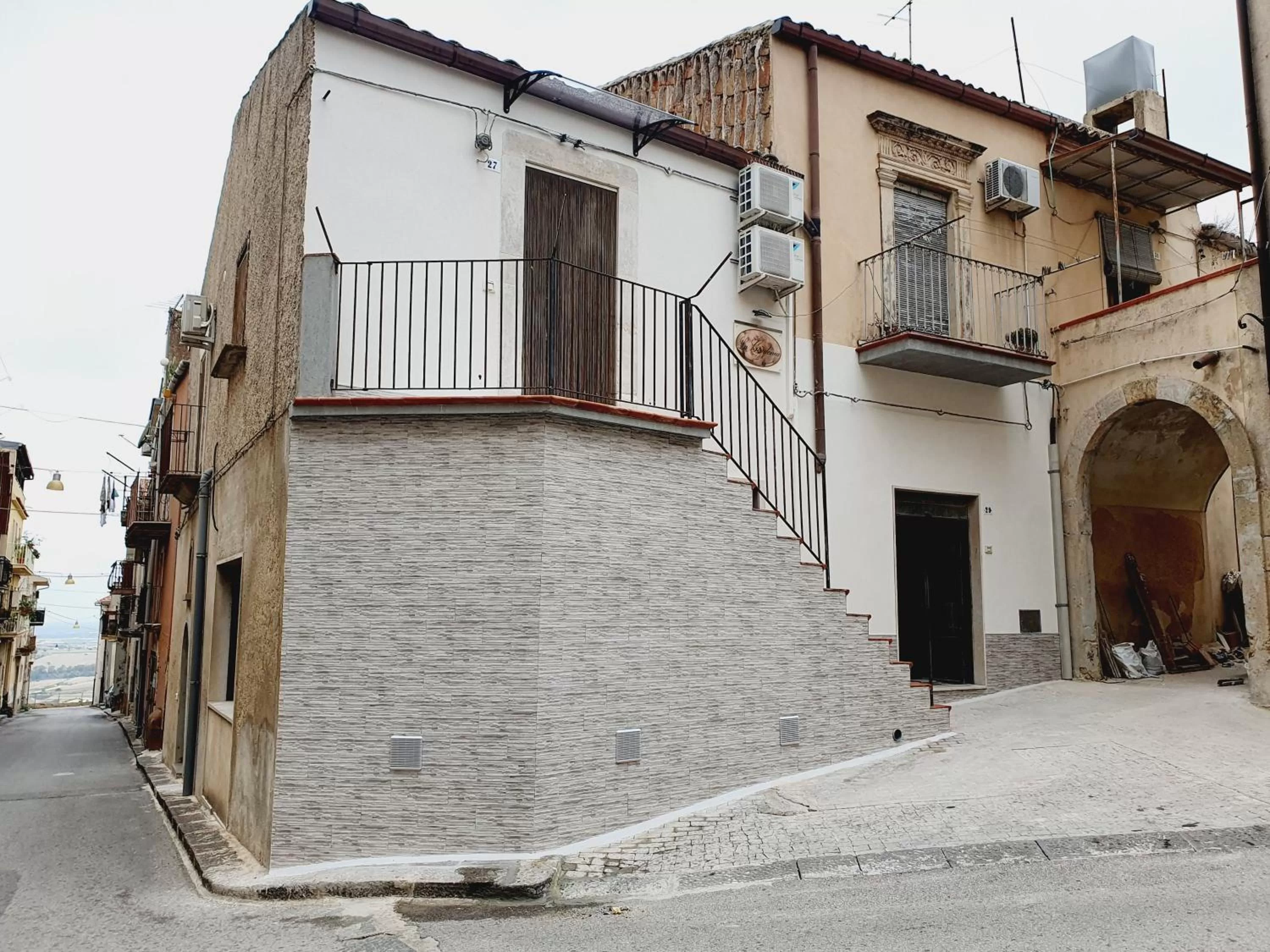 Property building in La Gardenia