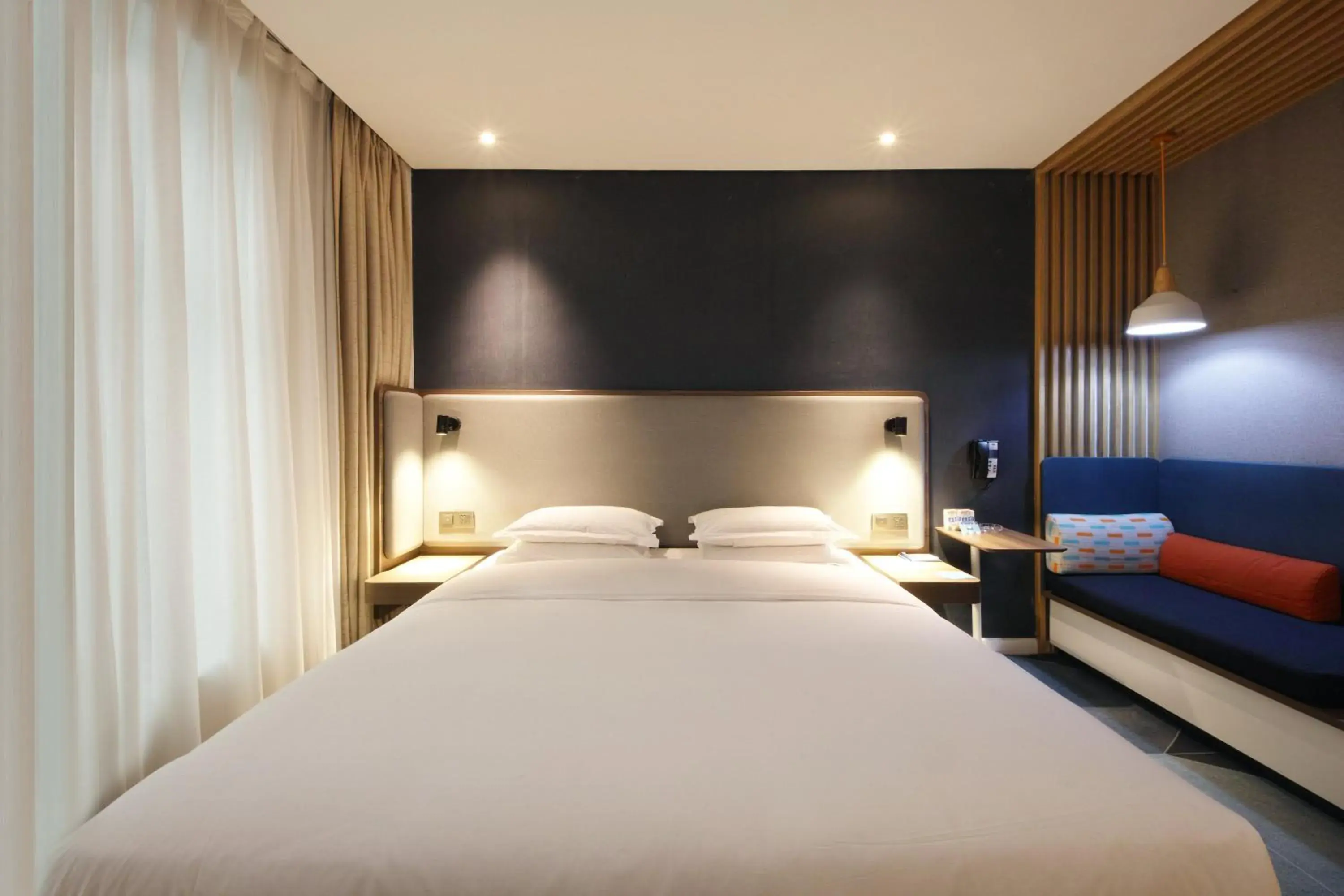 Photo of the whole room, Bed in Holiday Inn Express Hefei Shushan, an IHG Hotel