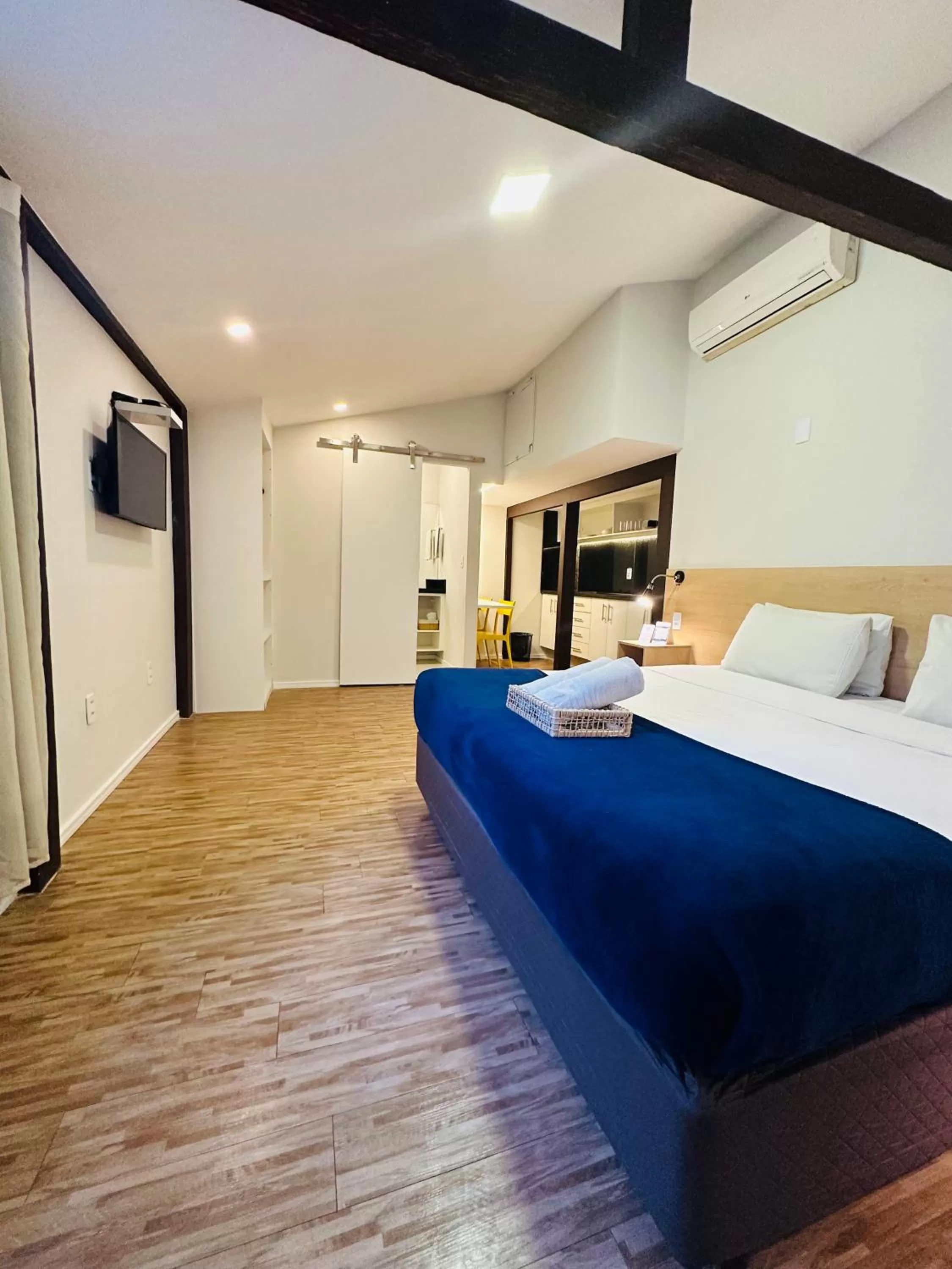 Photo of the whole room, Bed in Injoy Suítes & Aparts