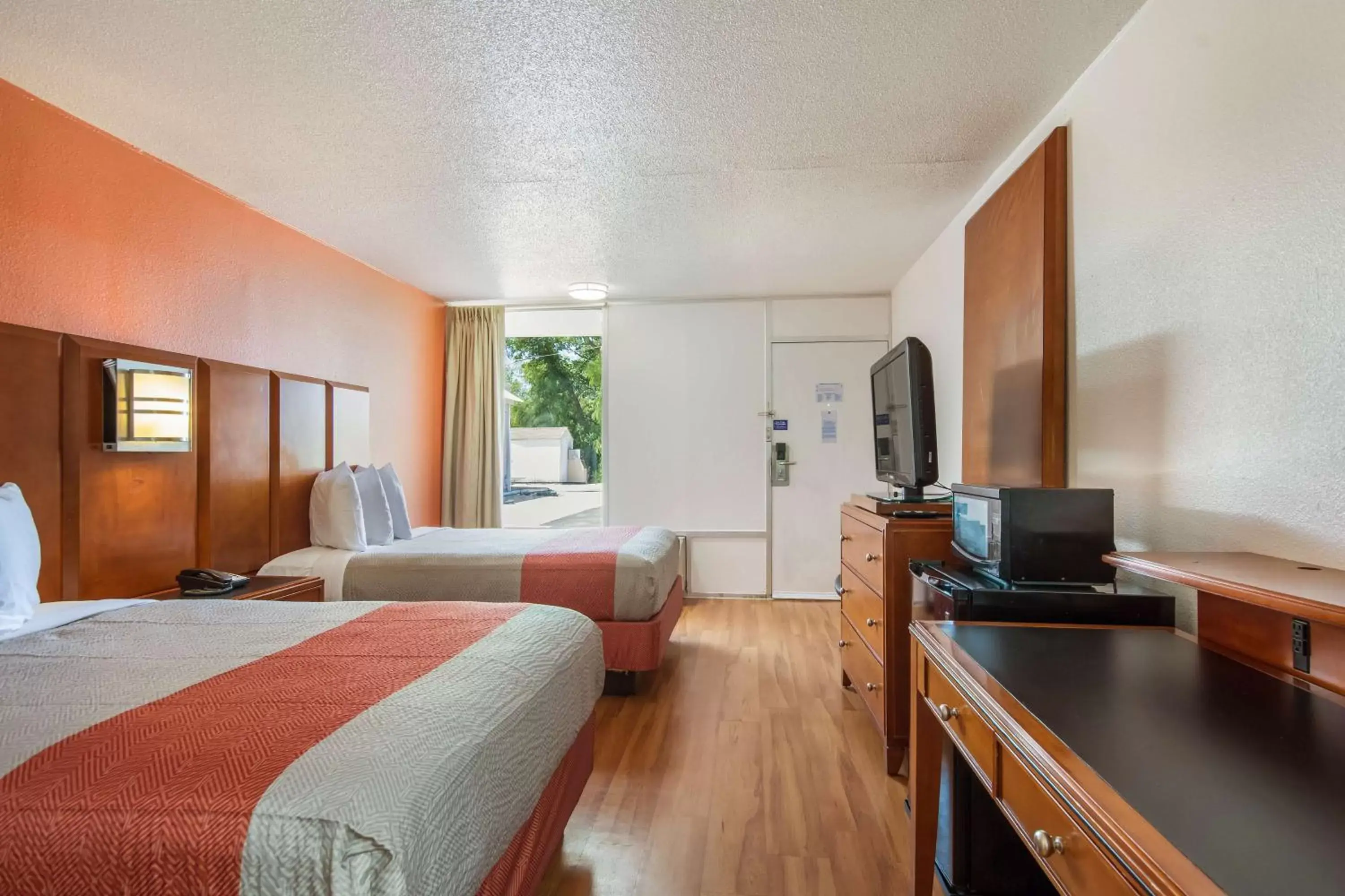 TV and multimedia in Motel 6-Van Buren, AR