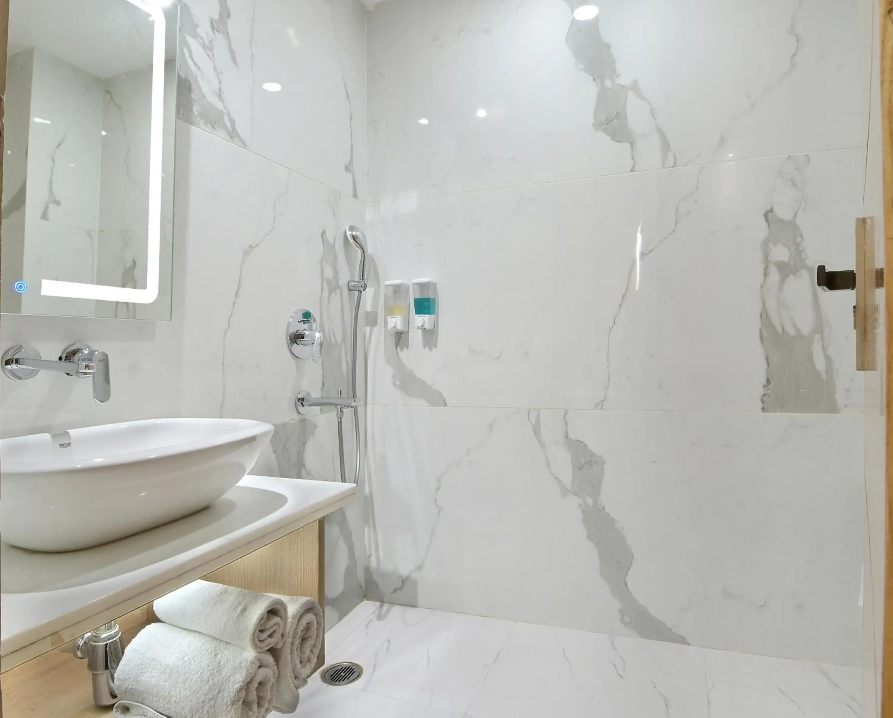 Bathroom in Hotel Gold Palace - 03 Mins Walk From New Delhi Railway Station