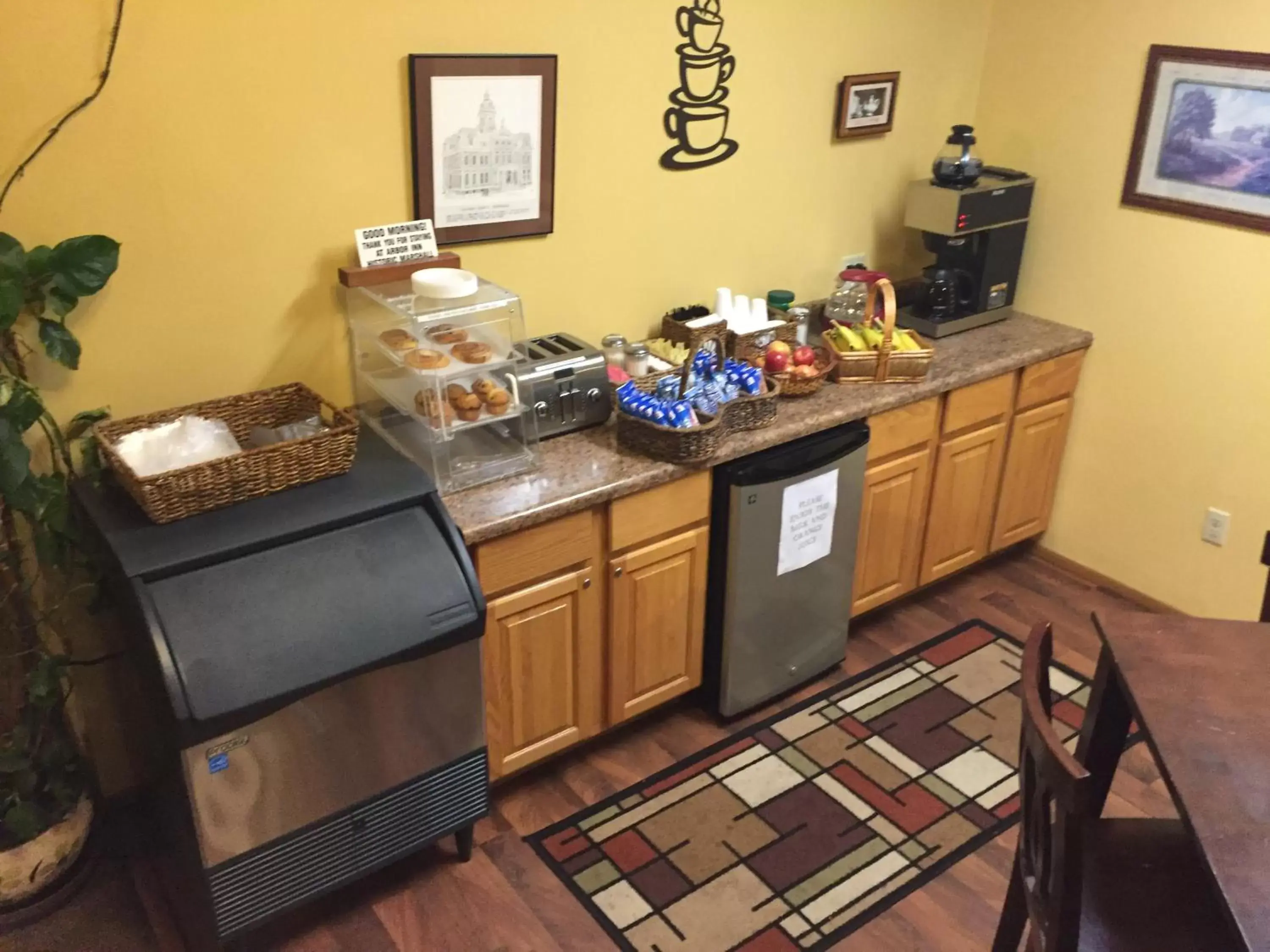 Continental breakfast, Restaurant/Places to Eat in Arbor Inn of Historic Marshall