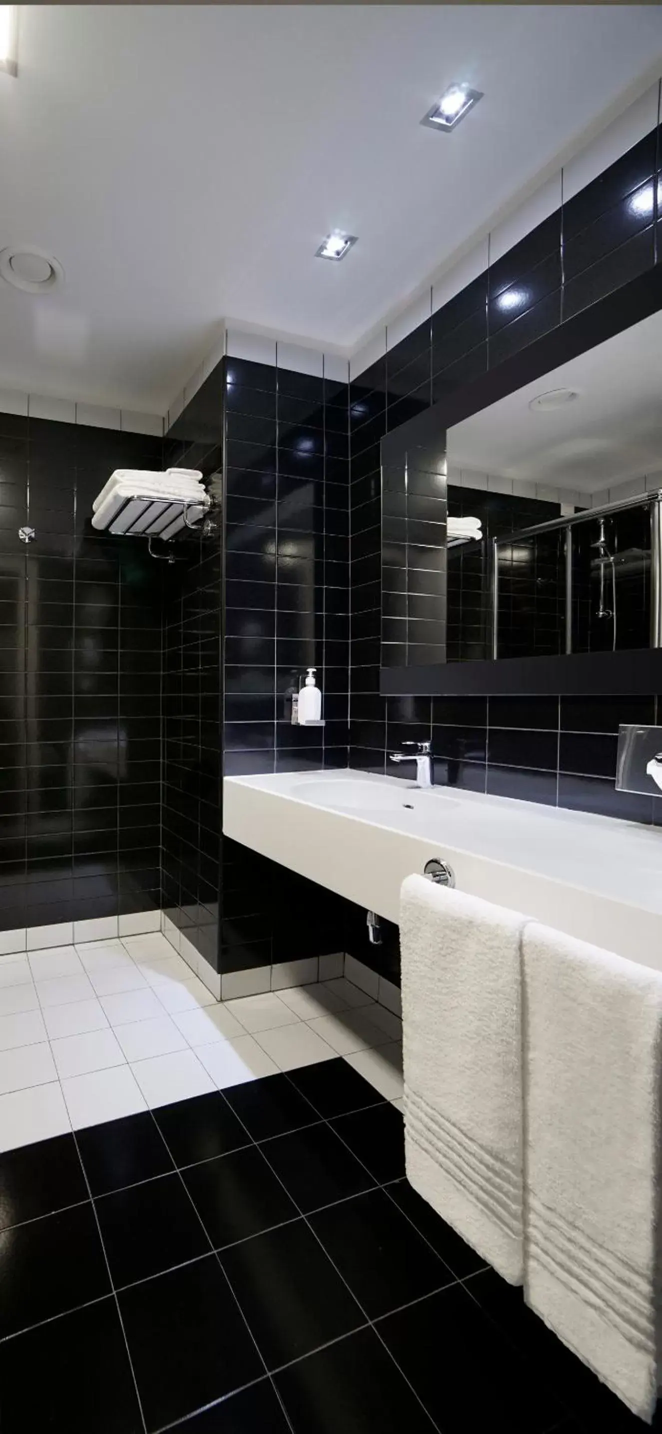 Bath, Bathroom in Holiday Inn Nola - Naples Vulcano Buono, an IHG Hotel