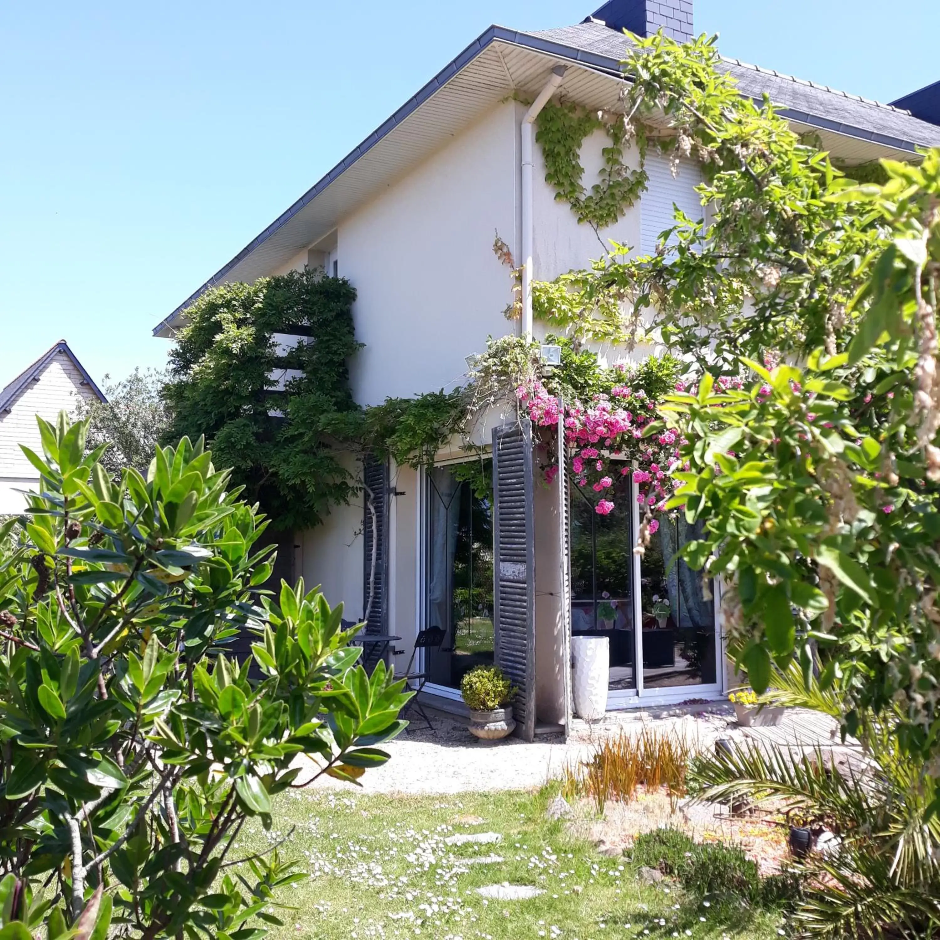 Garden, Property Building in Villa Des Hortensias