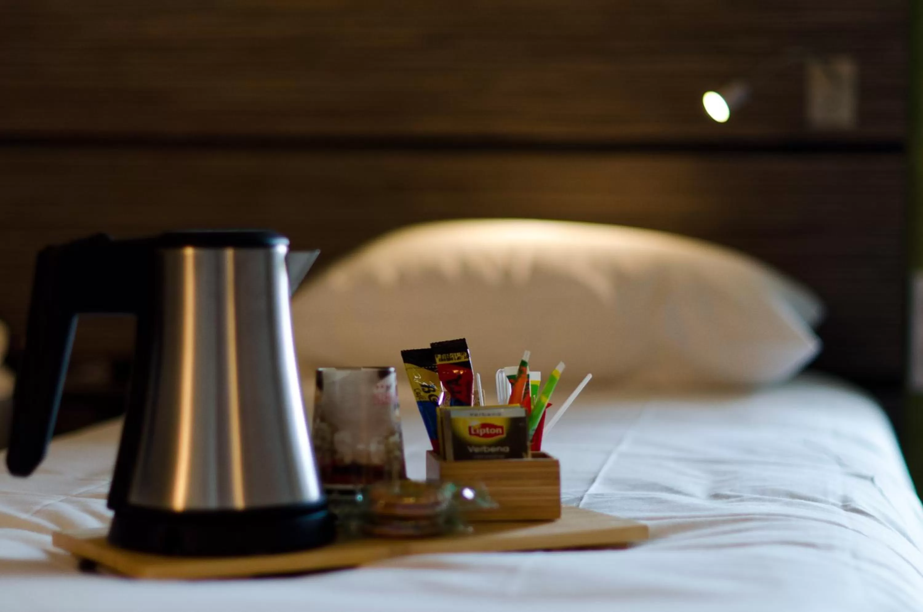 Bed in Logis Hôtel Le Vert Galant