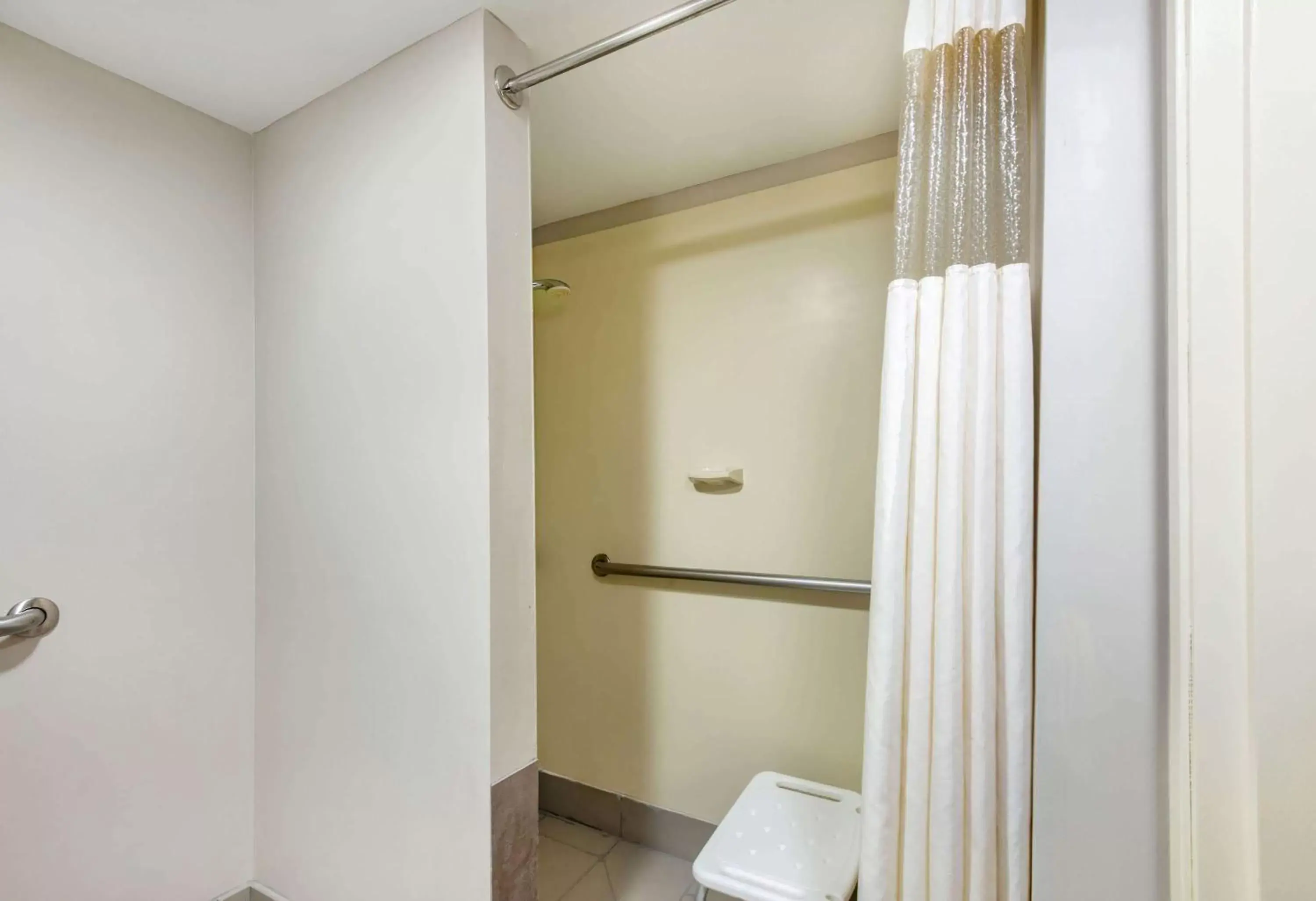 Shower, Bathroom in La Quinta by Wyndham Newark - Elkton