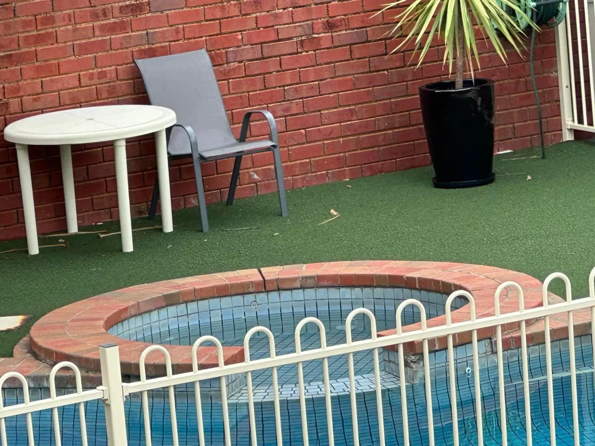 Pool View in Courtyard Motor Inn