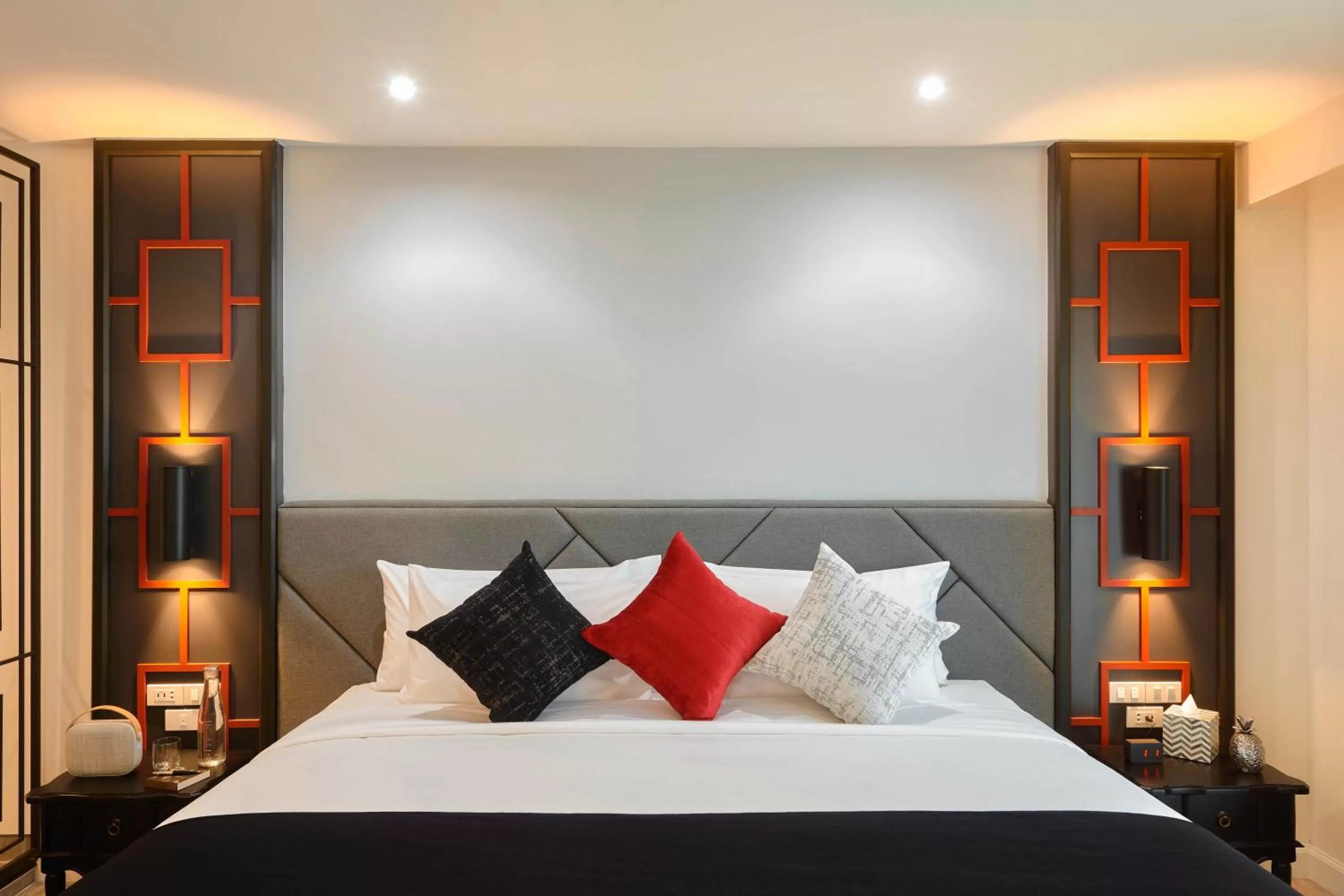 Bedroom, Bed in Villa De Pranakorn