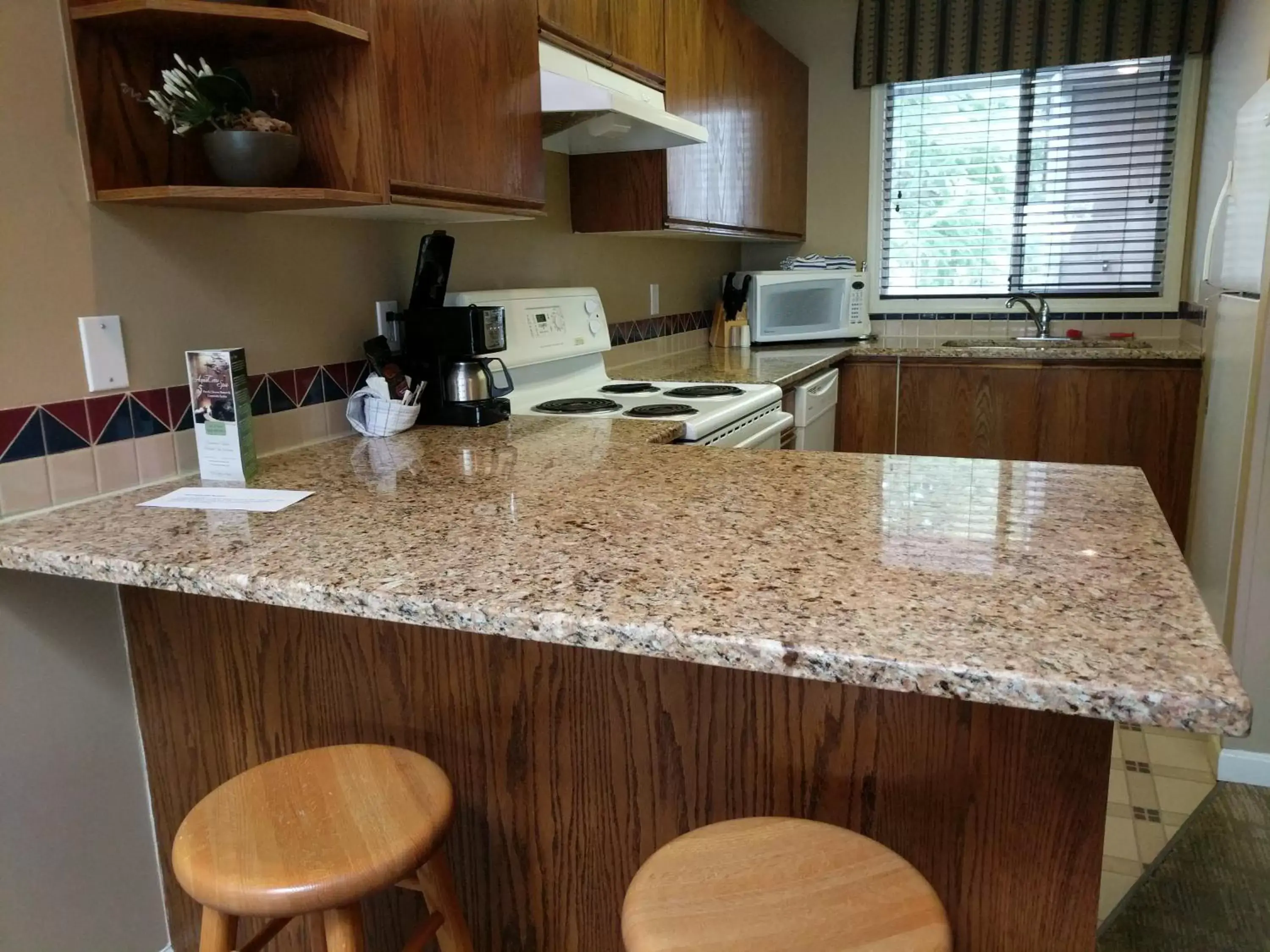 Kitchen or kitchenette, Kitchen/Kitchenette in Pacific Shores Resort & Spa