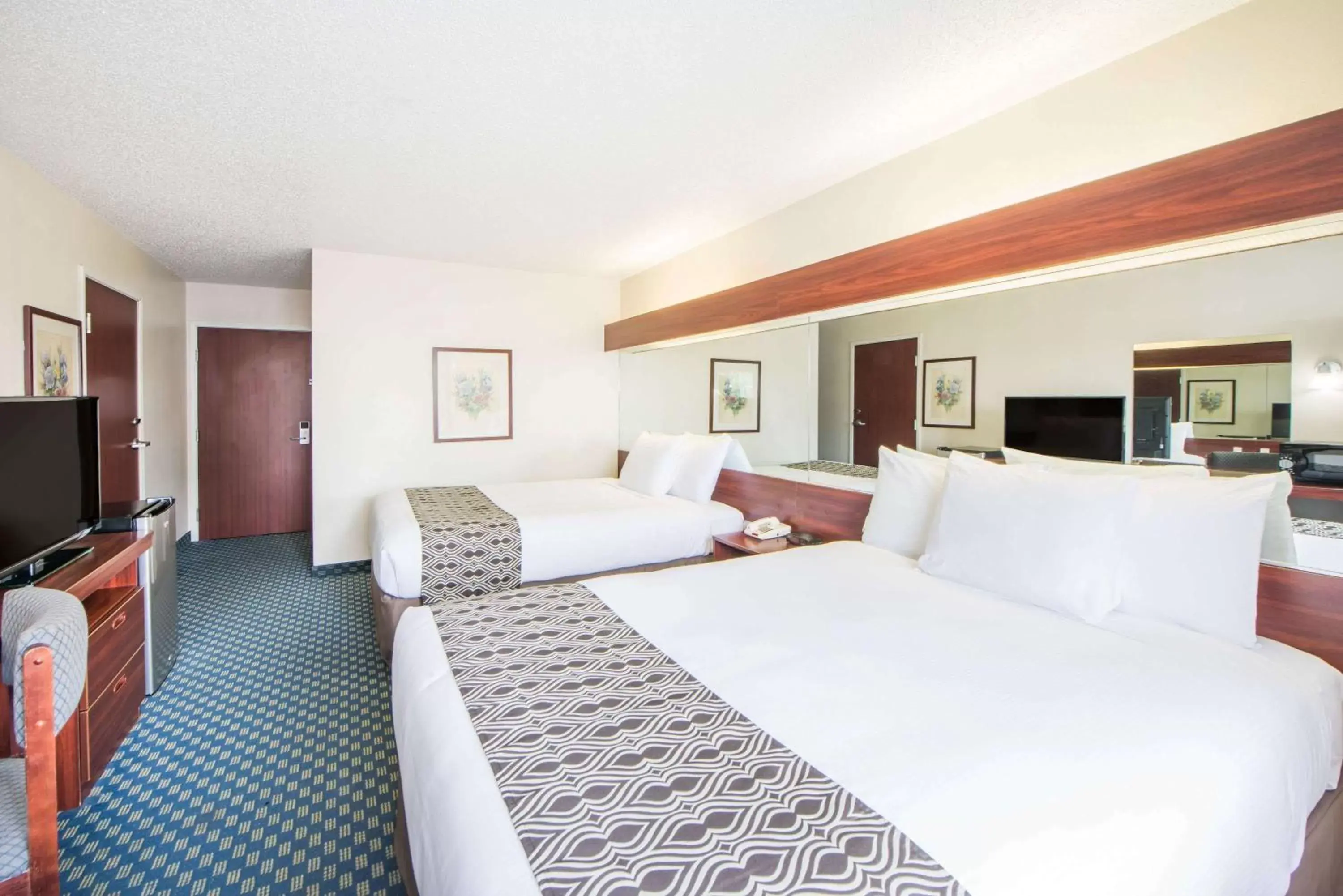 Photo of the whole room, Bed in Microtel Inn & Suites by Wyndham Tulsa - Catoosa Route 66