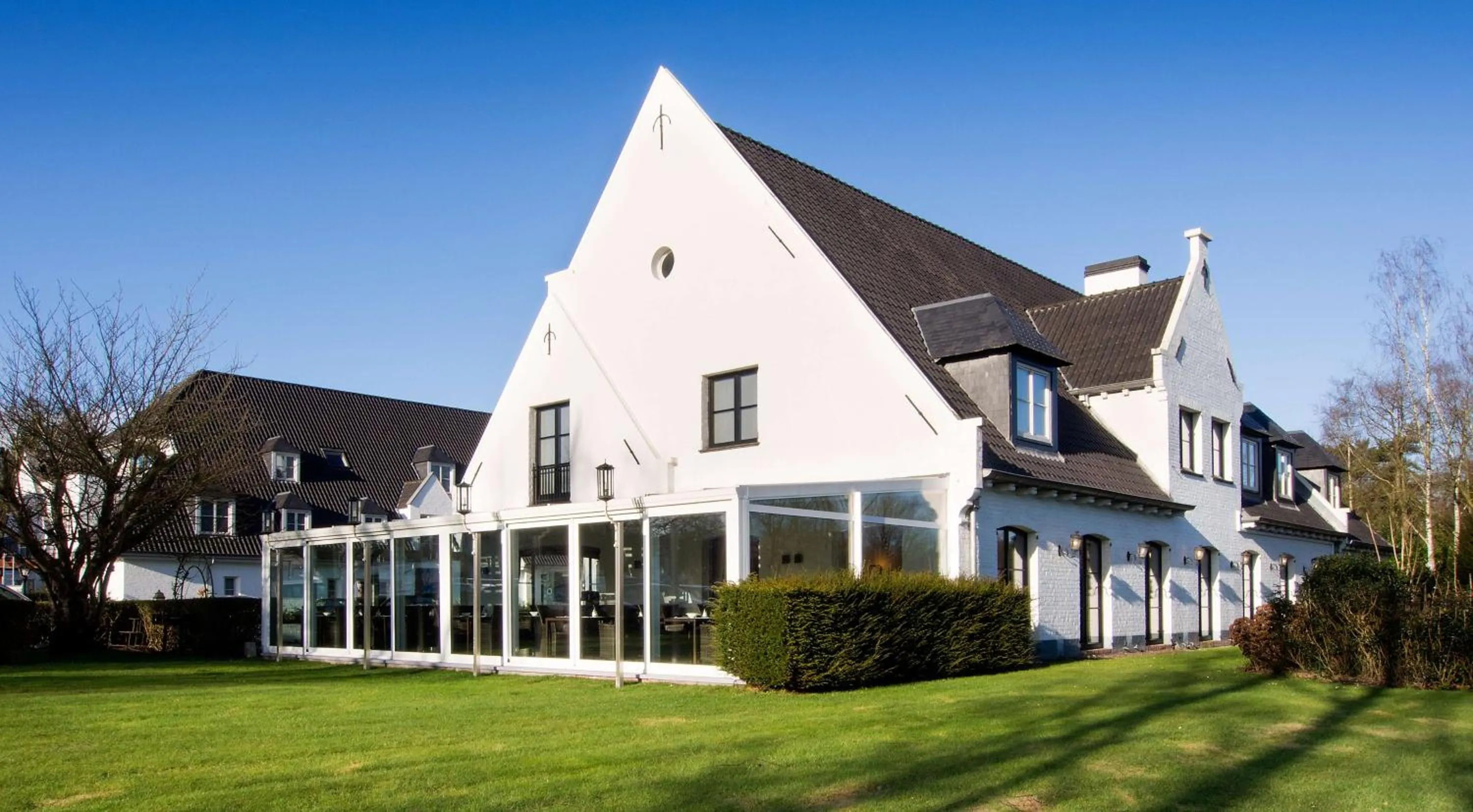 Property building in Hotel Restaurant Weinebrugge