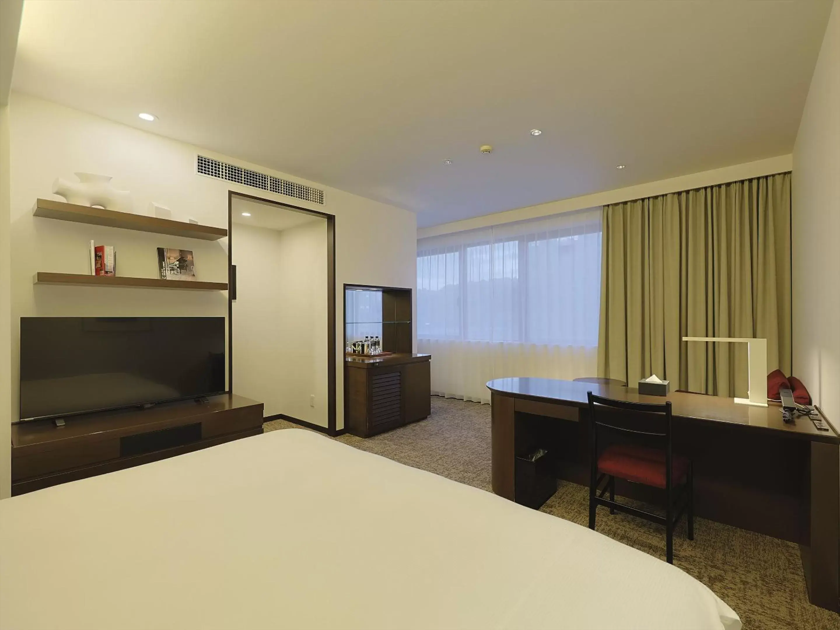 Bed, TV/Entertainment Center in JR Kyushu Hotel Kagoshima