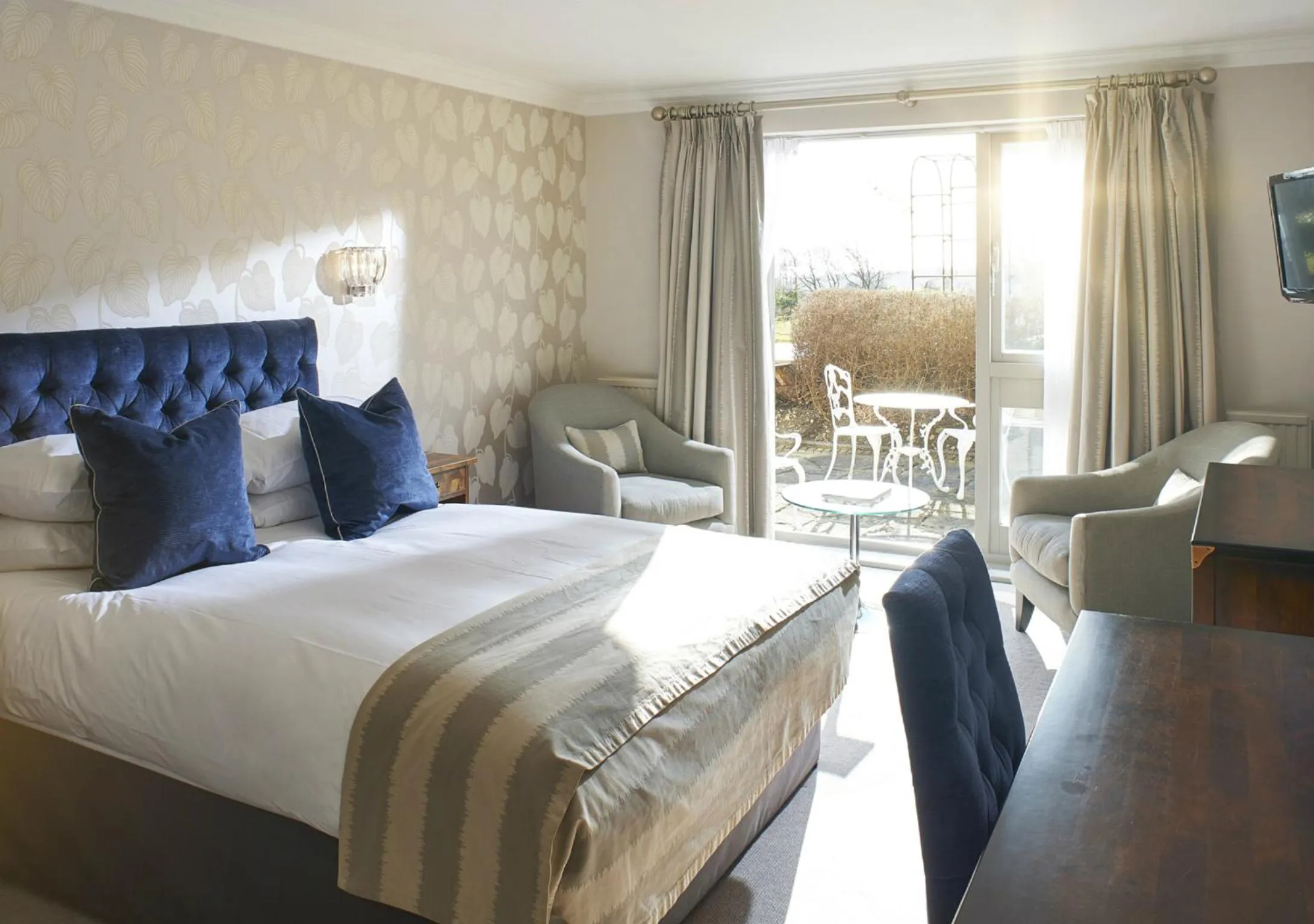 Bedroom, Bed in The Manor Elstree