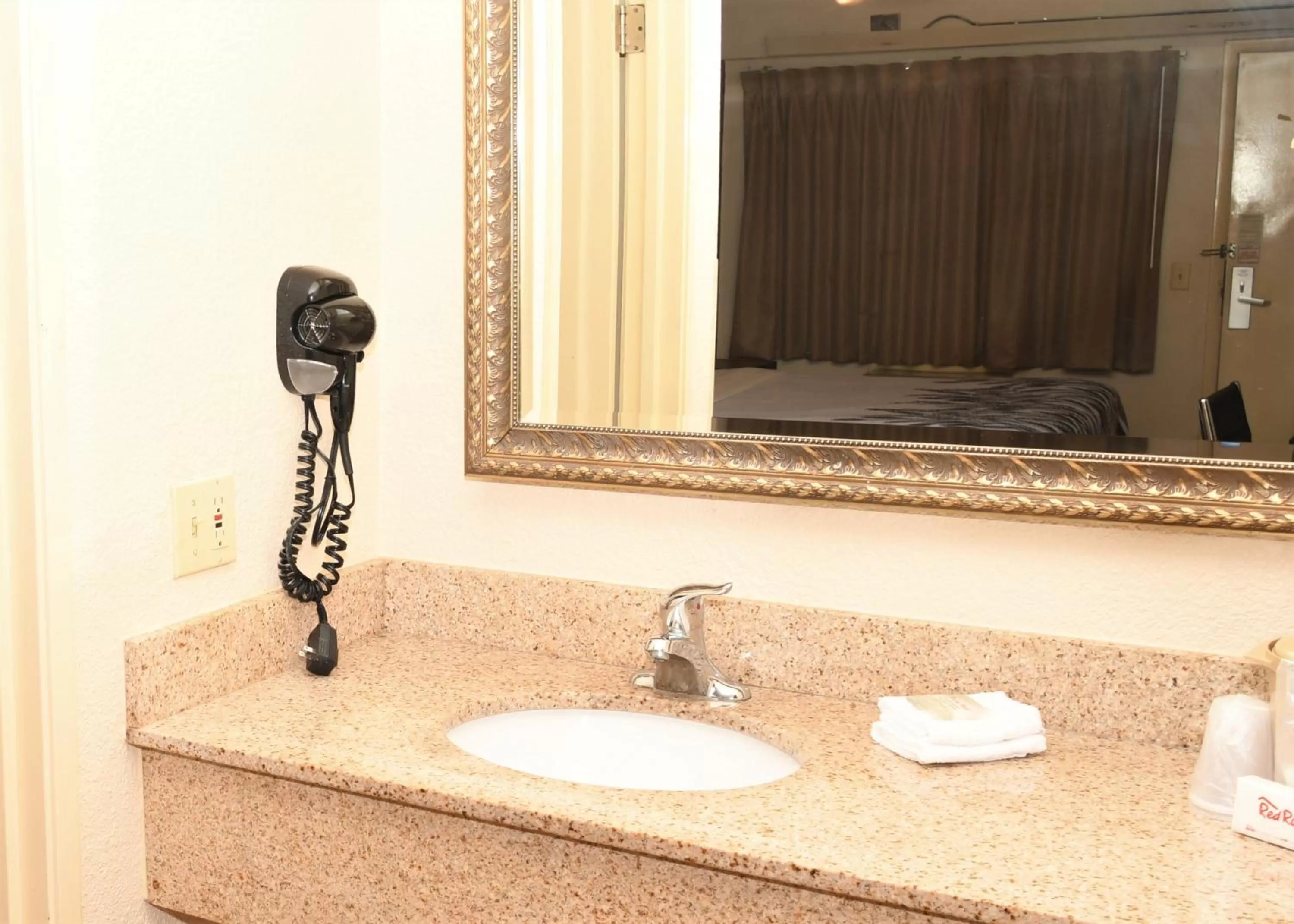 Bathroom in Red Roof Inn Richmond South