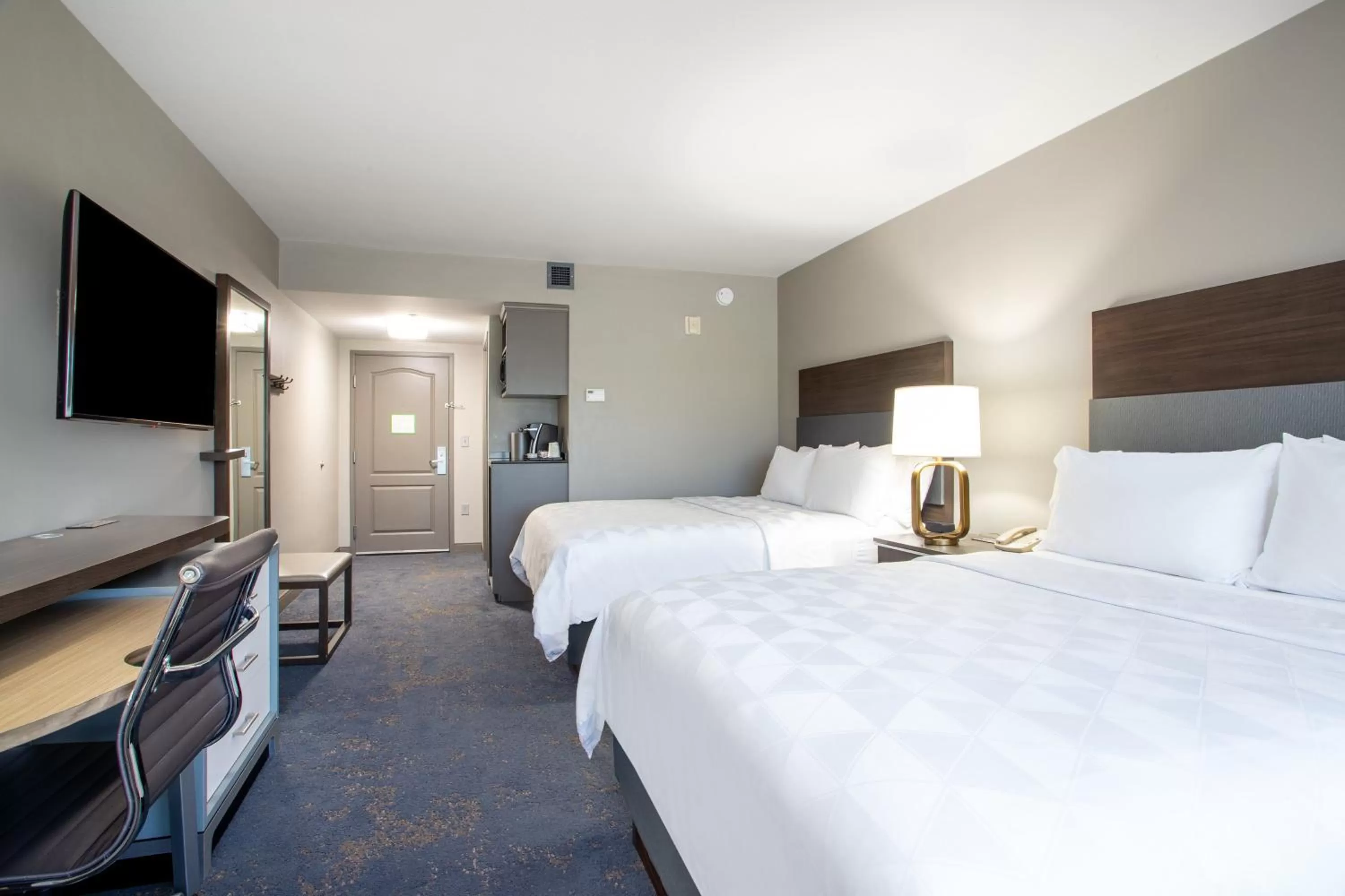 Photo of the whole room, Bed in Holiday Inn Valdosta Conference Center by IHG