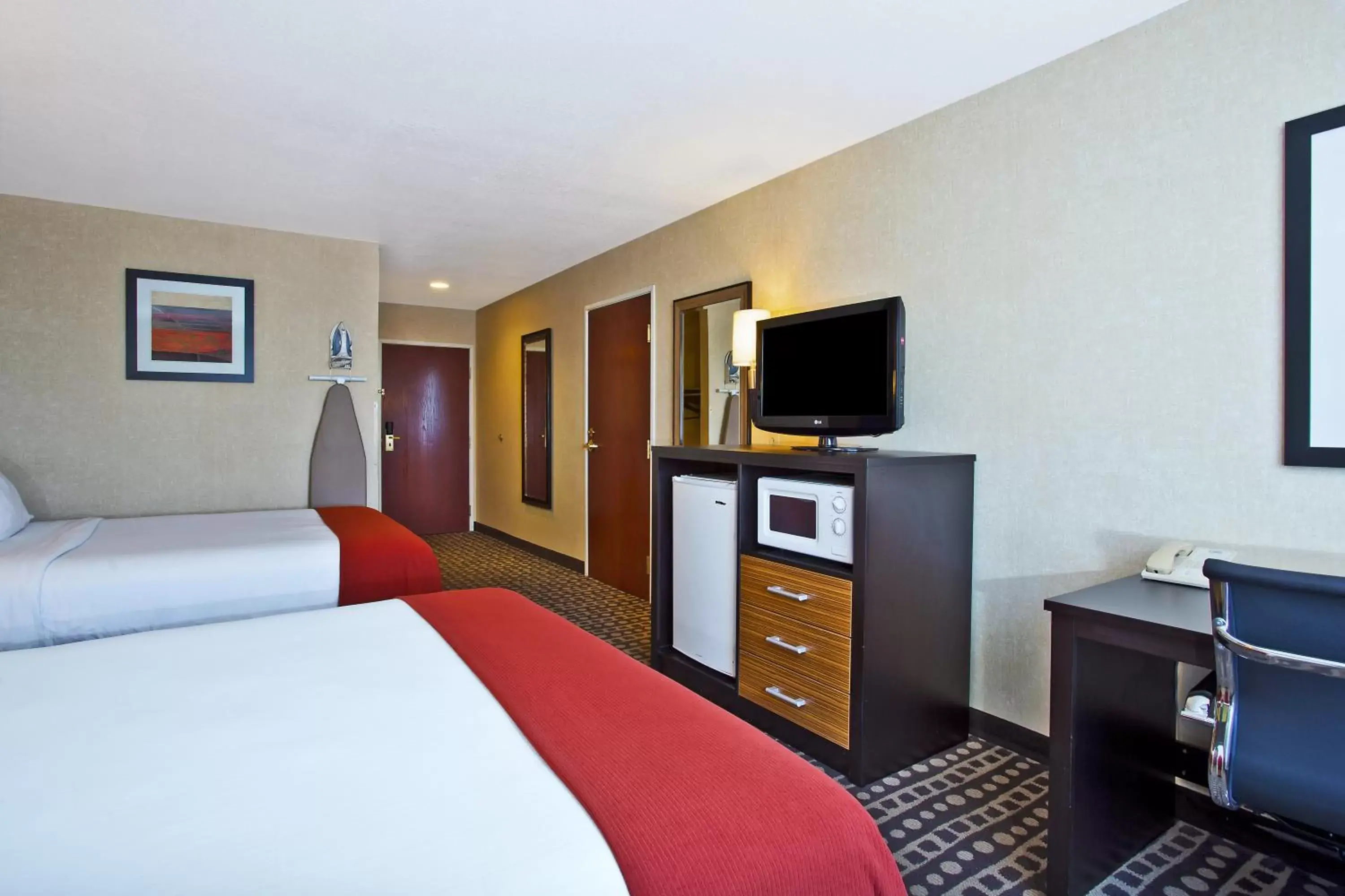 Photo of the whole room, Bed in Holiday Inn Express Hotel & Suites Wabash, an IHG Hotel