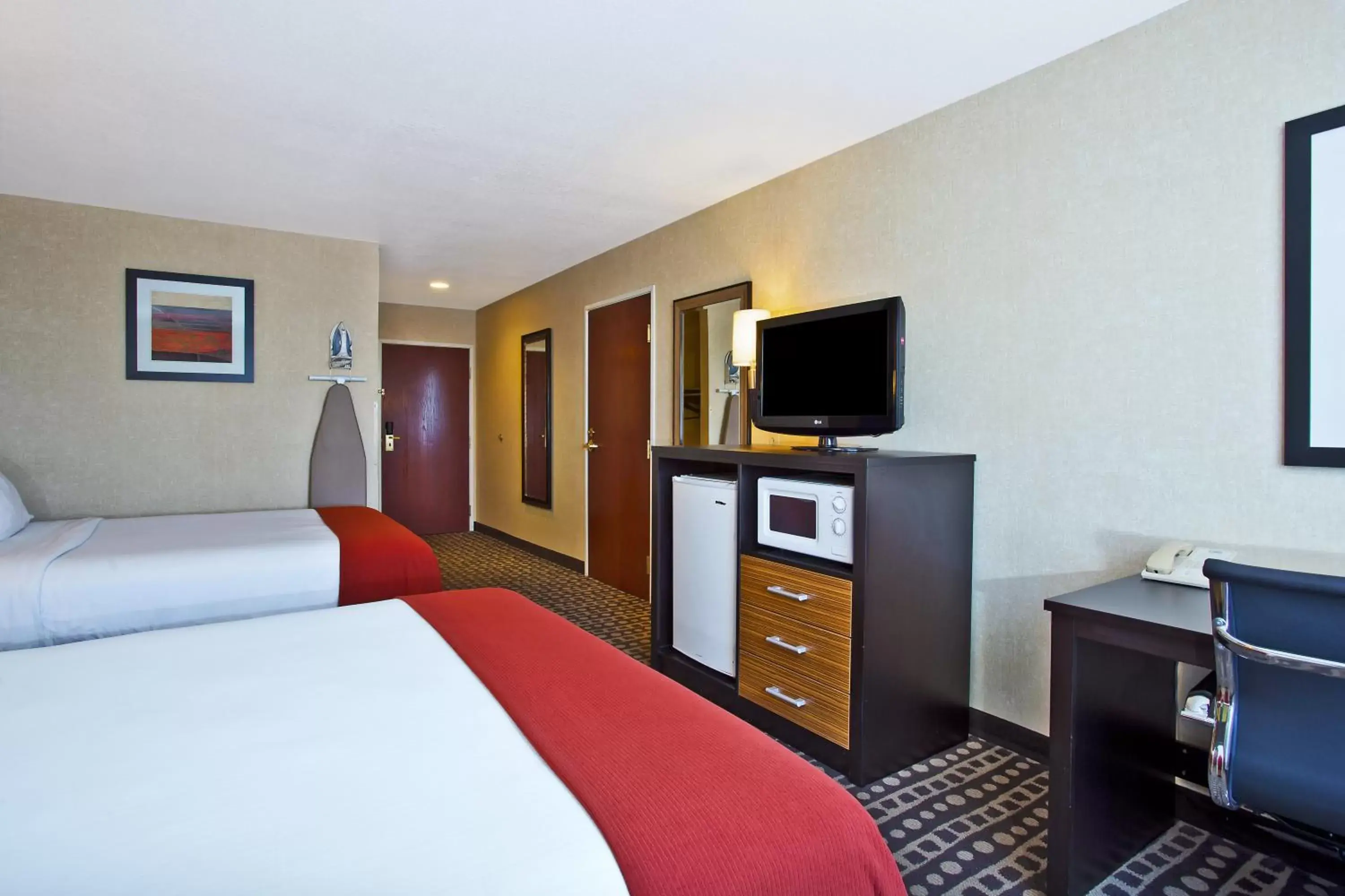 Standard Queen Room with Two Queen Beds and Tub - Mobility/Communications Accessible in Holiday Inn Express Hotel & Suites Wabash by IHG Standard Queen Room with Two Queen Beds and Tub - Mobility/Communications Accessible in Holiday Inn Express Hotel & Suites Wabash by IHG