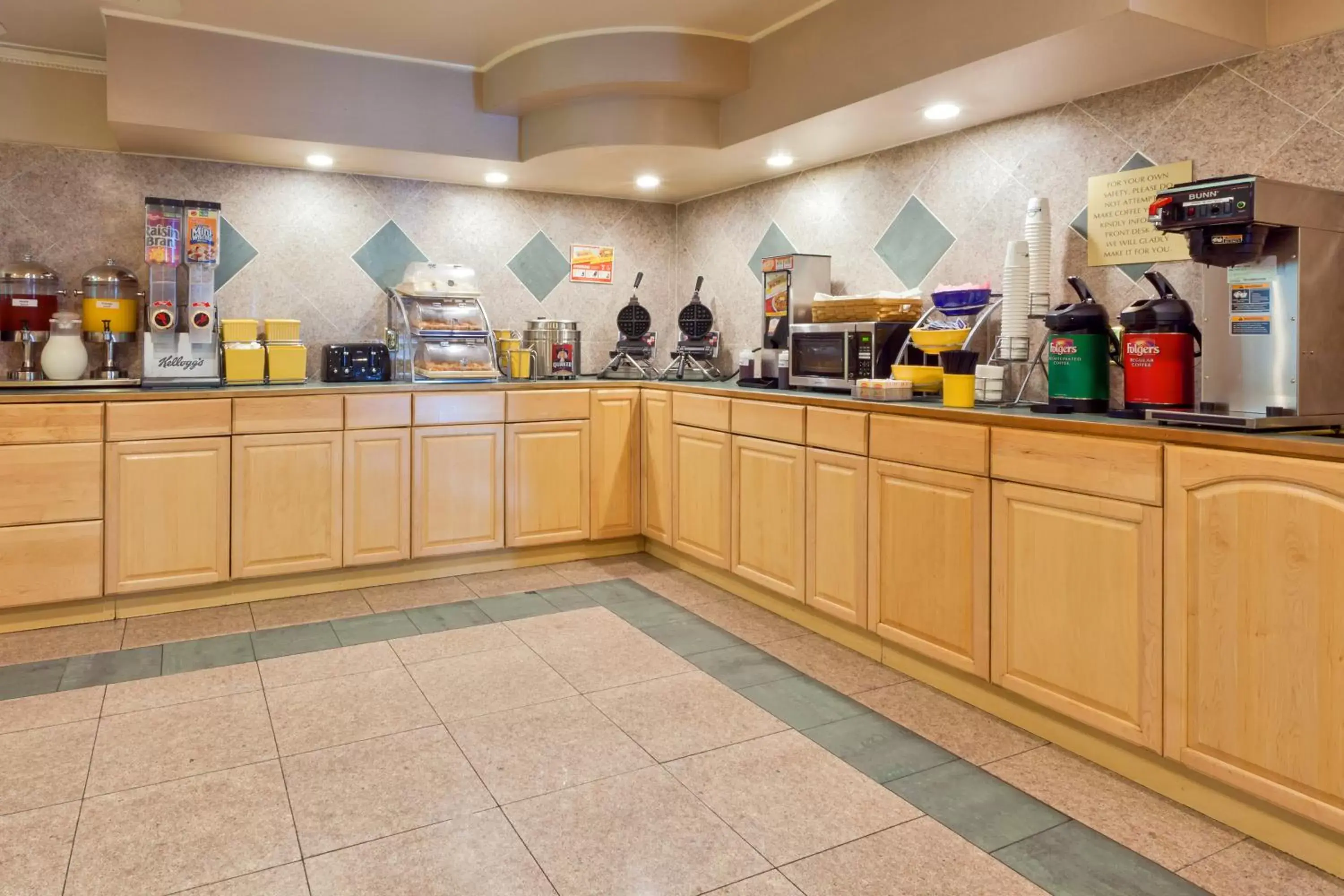 Coffee/tea facilities, Restaurant/Places to Eat in Days Inn by Wyndham Seatac Airport