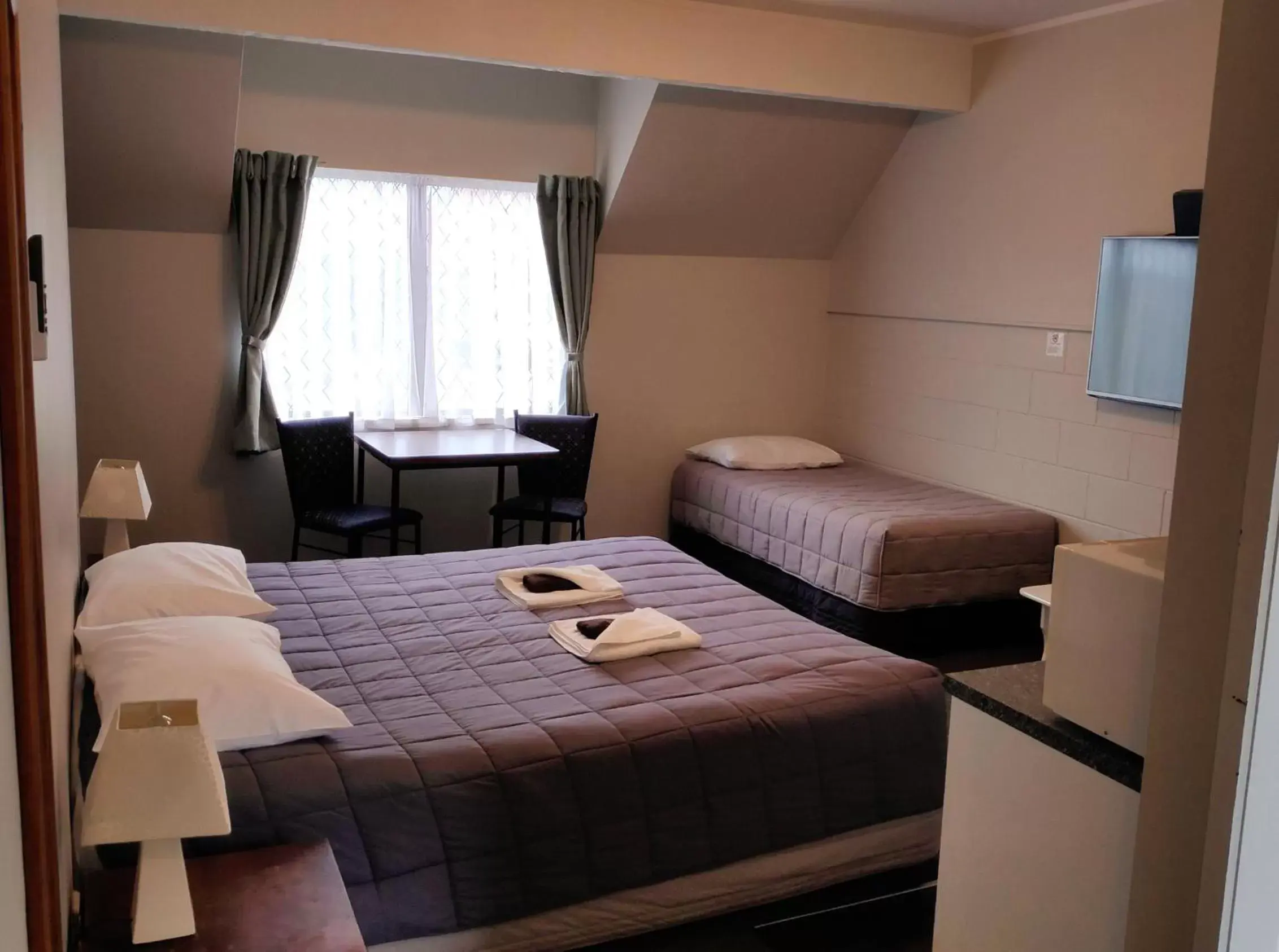 Bedroom, Bed in Drury Motor Lodge