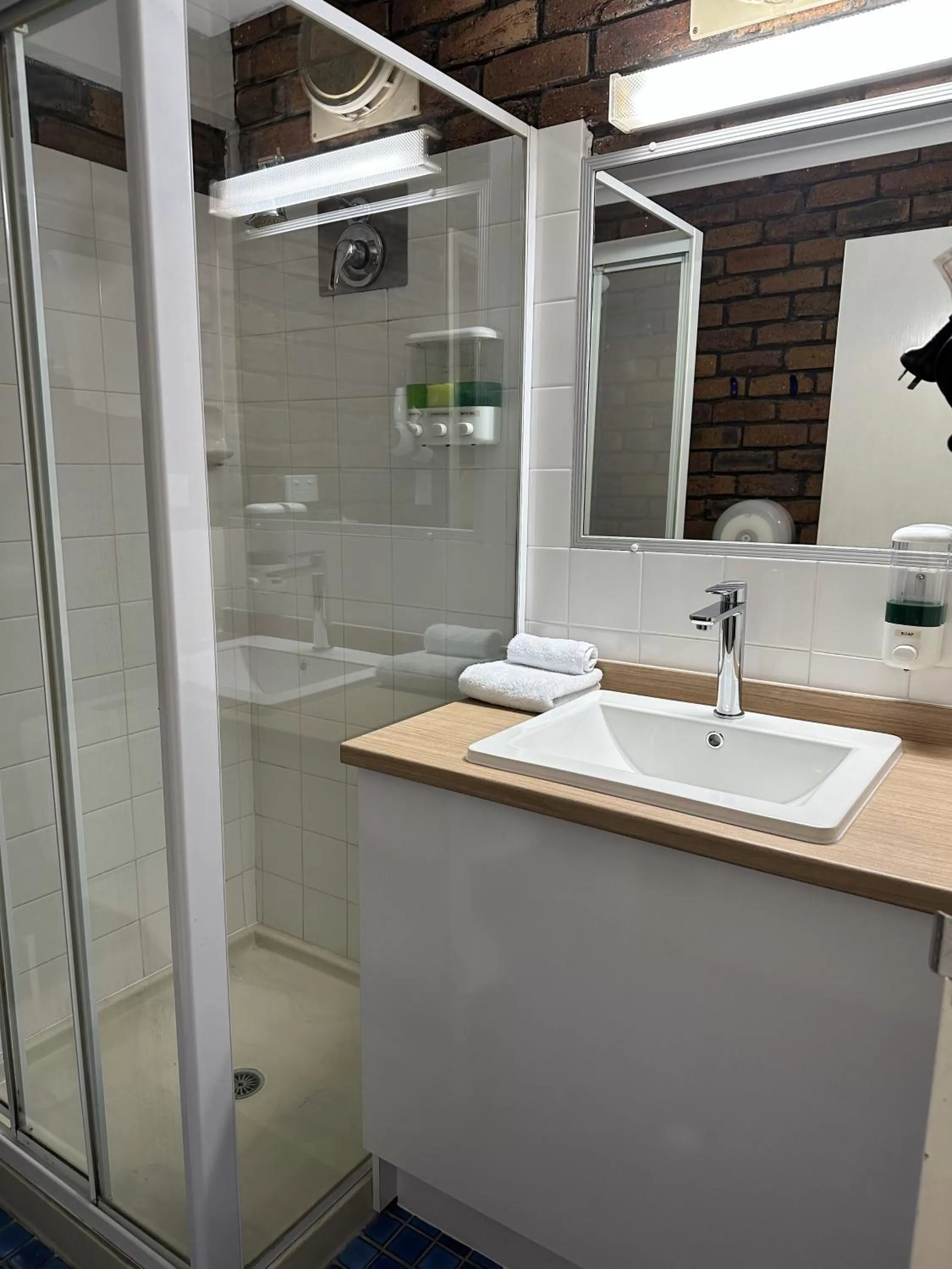 Bathroom in Logan City Motor Inn