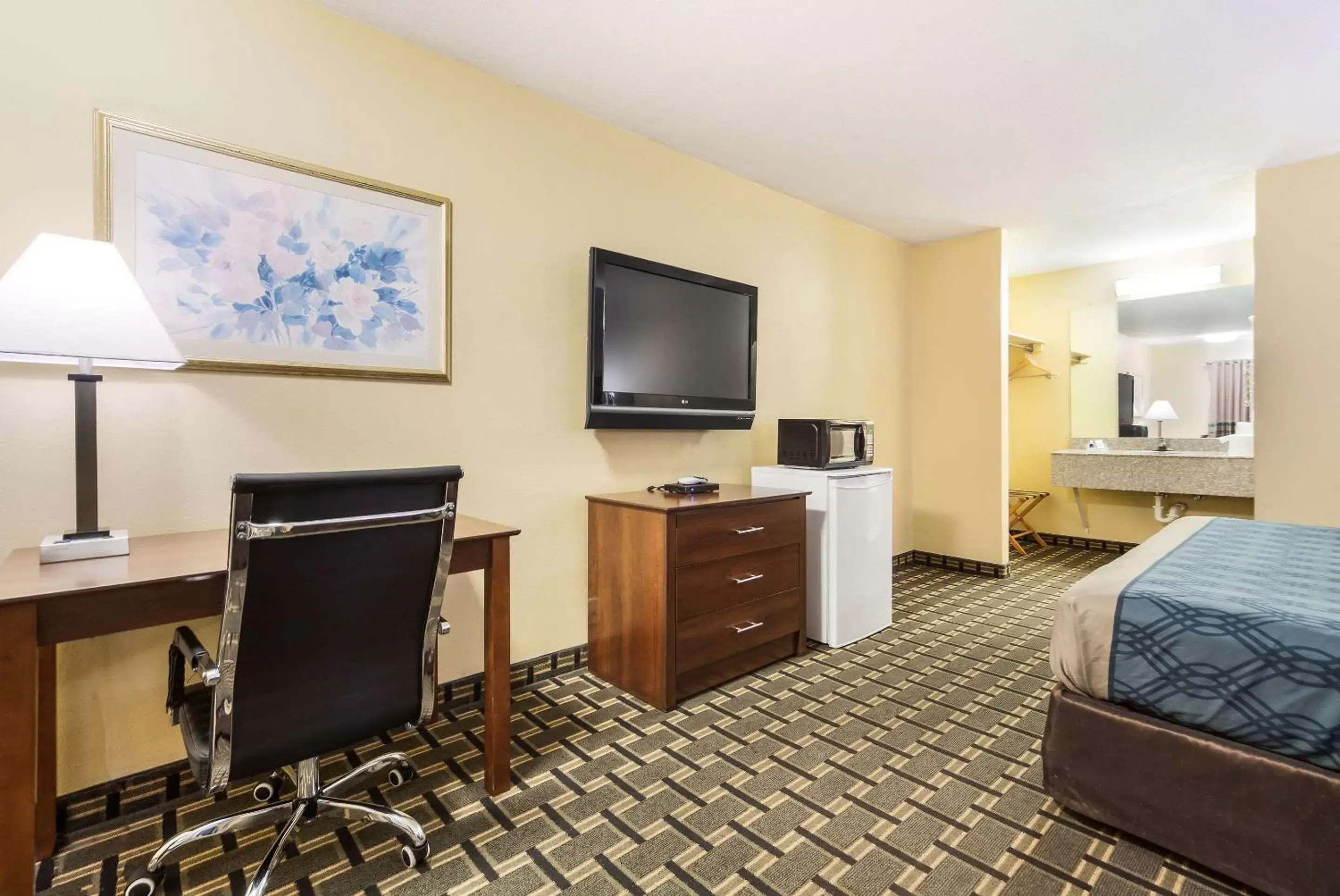 Photo of the whole room, Bed in Rodeway Inn University District Photo of the whole room, Bed in Rodeway Inn University District