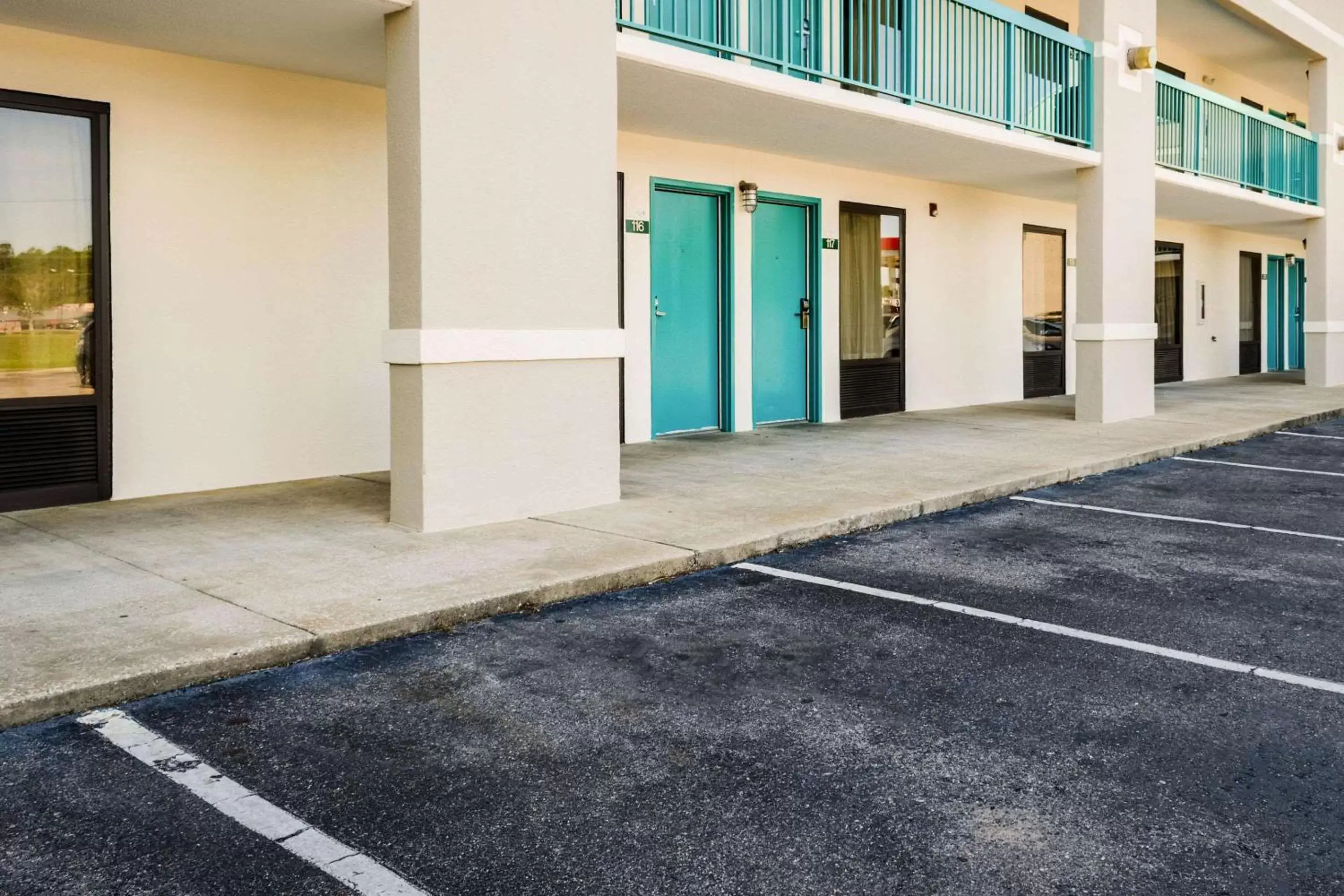 Property building in Econo Lodge Moss Point - Pascagoula