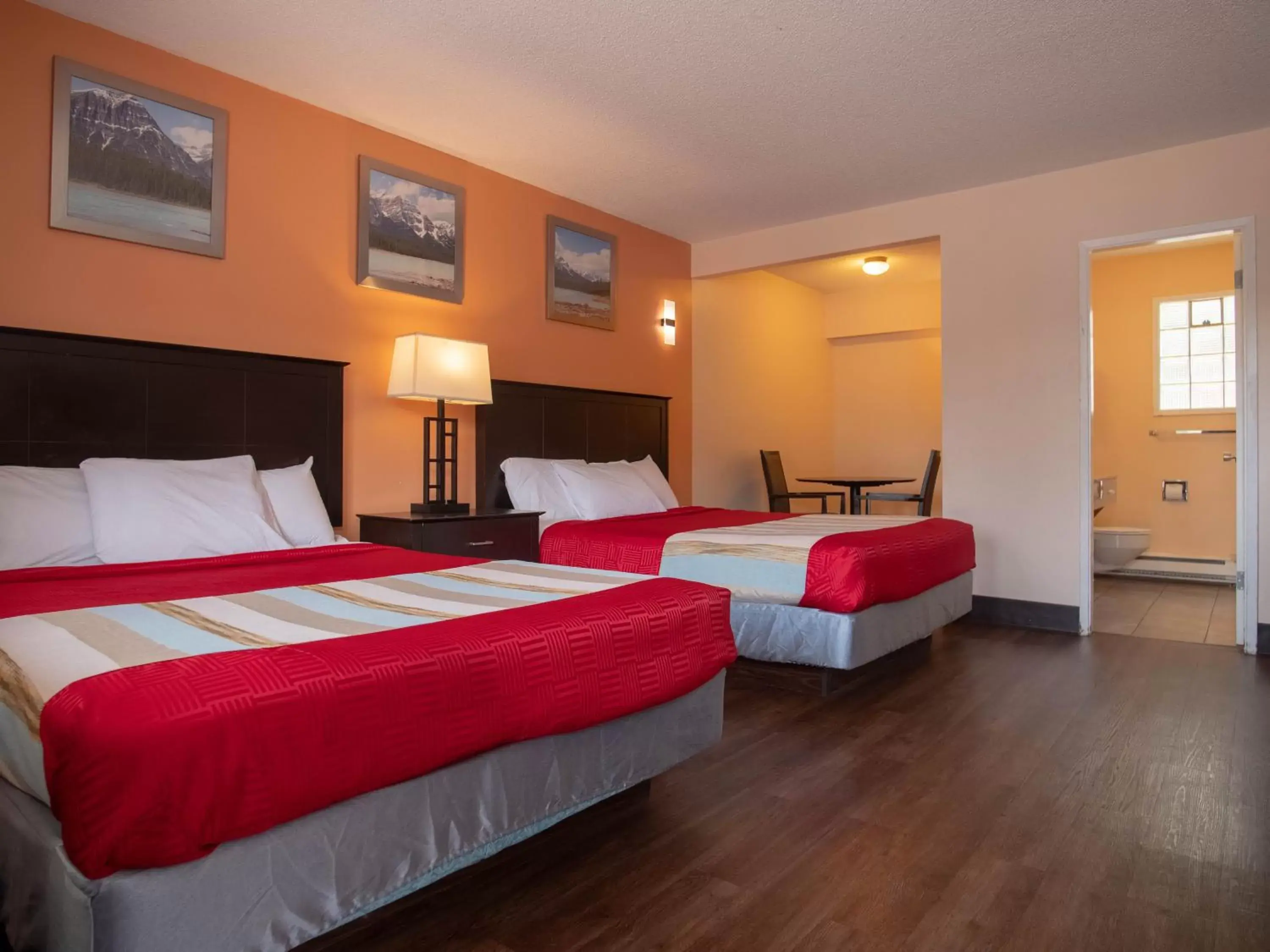 Bed in Best Budget Inn & Suites Kamloops