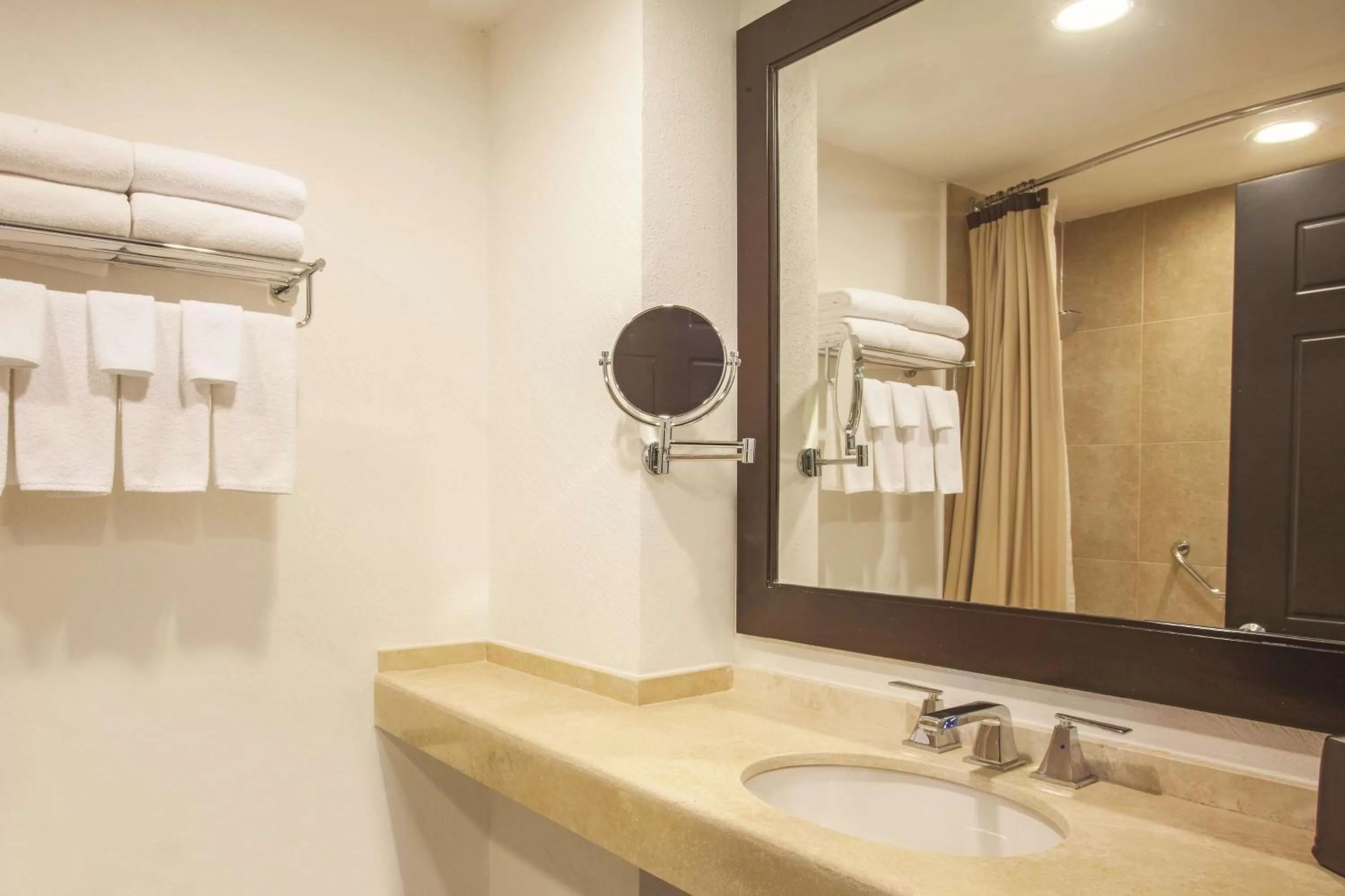 Photo of the whole room, Bathroom in La Quinta by Wyndham Poza Rica