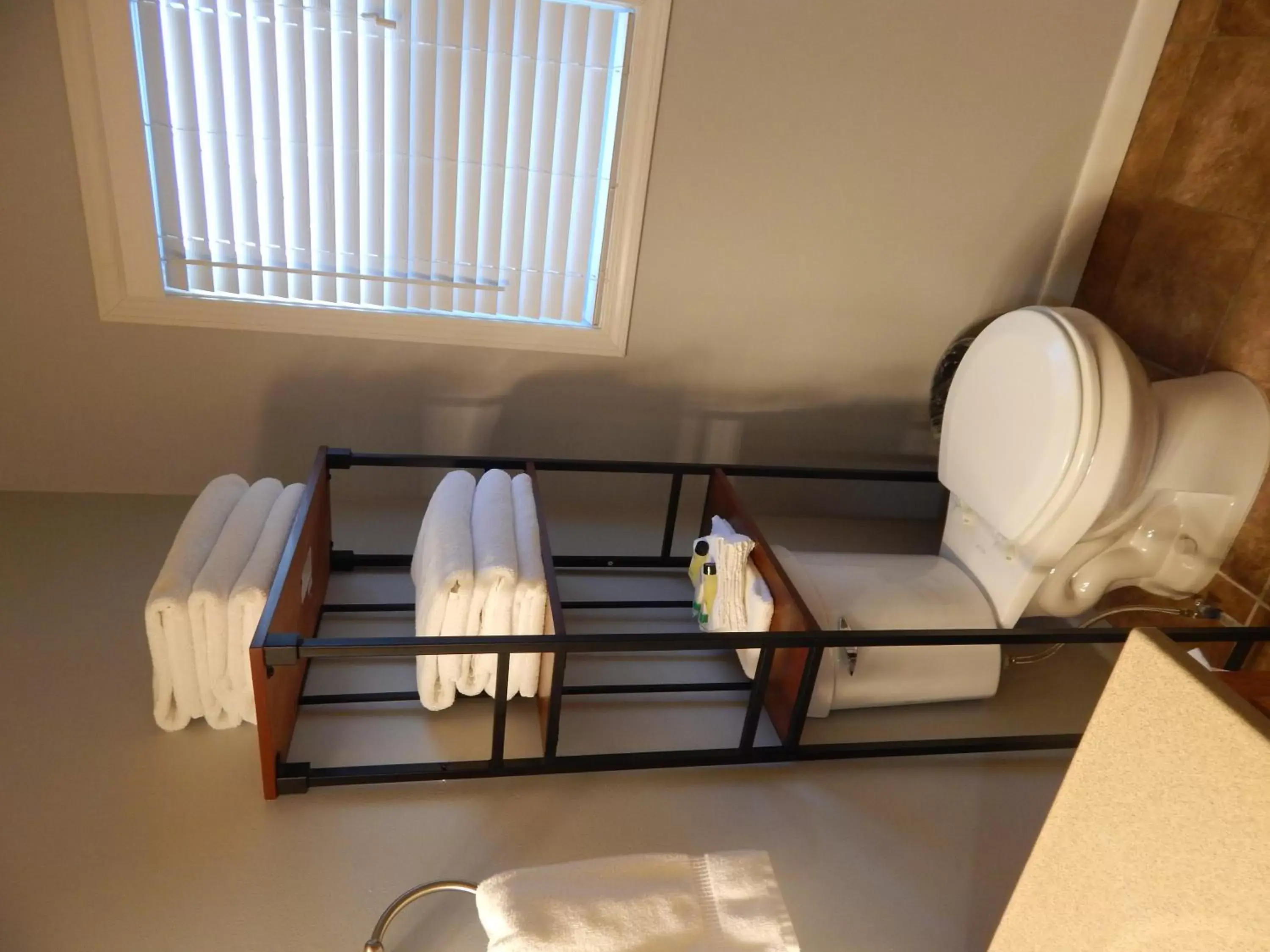 Bathroom, Bed in Sunset Motel