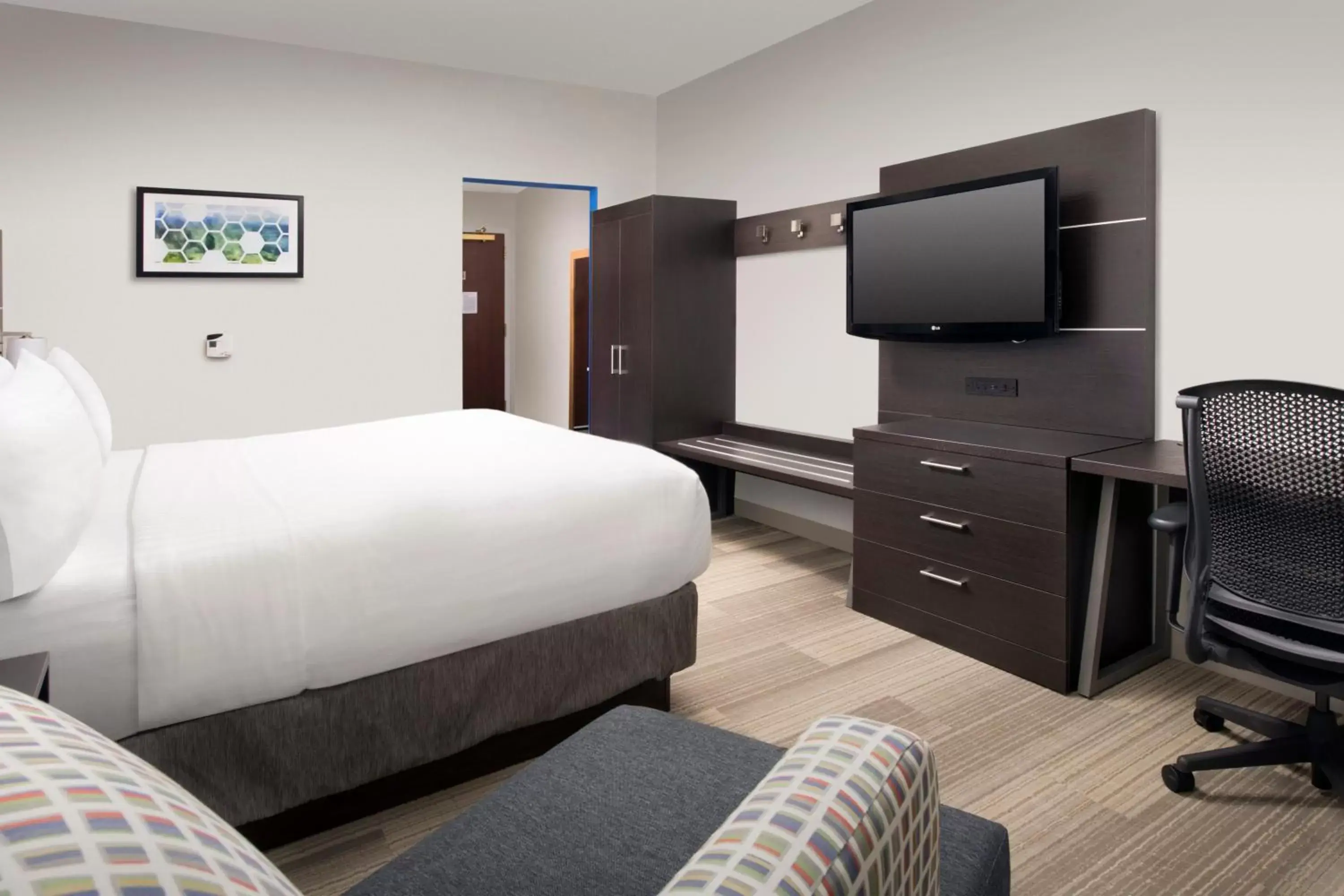 Photo of the whole room, Bed in Holiday Inn Express Knoxville-Strawberry Plains, an IHG Hotel