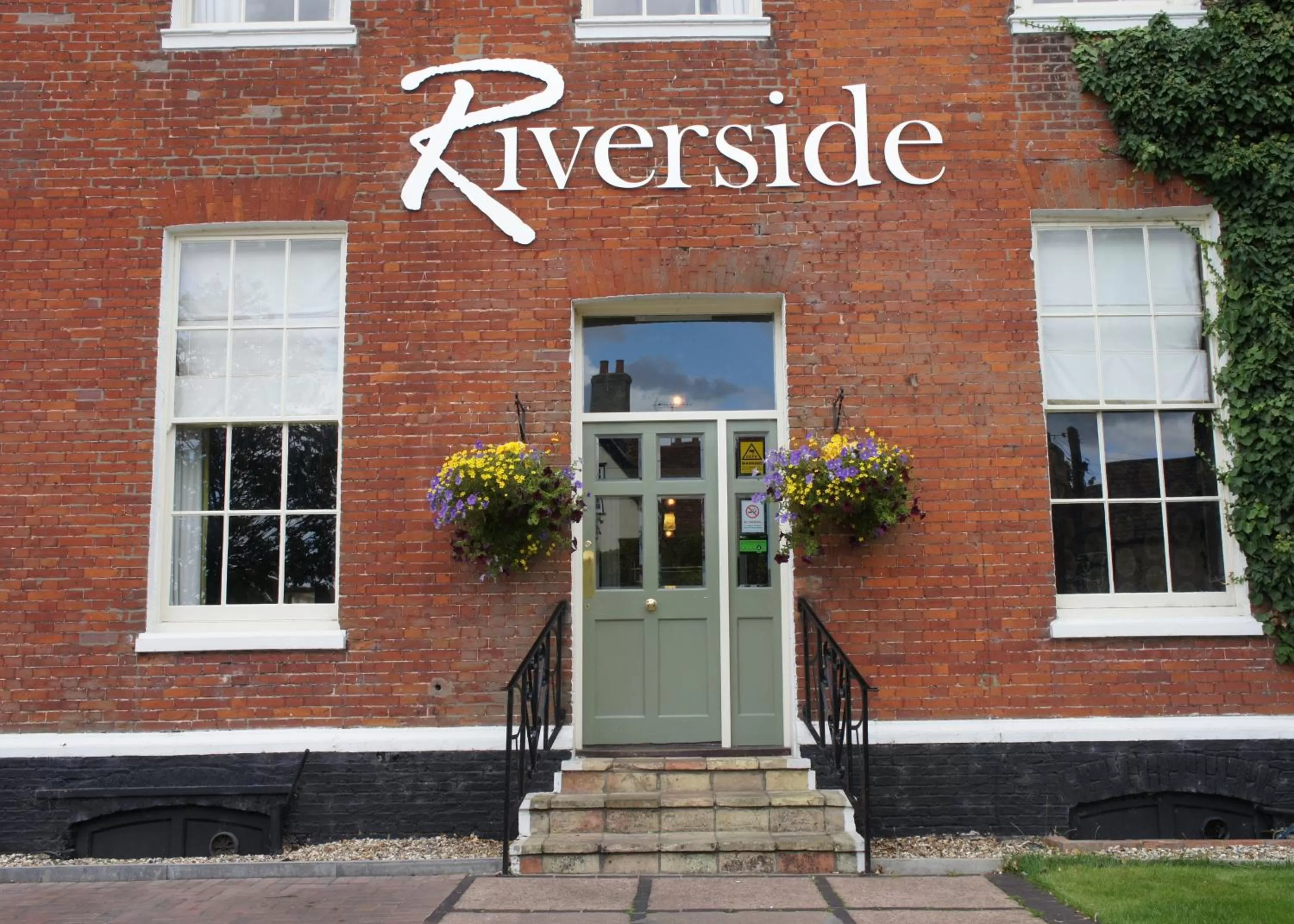 Facade/entrance in The Riverside House Hotel