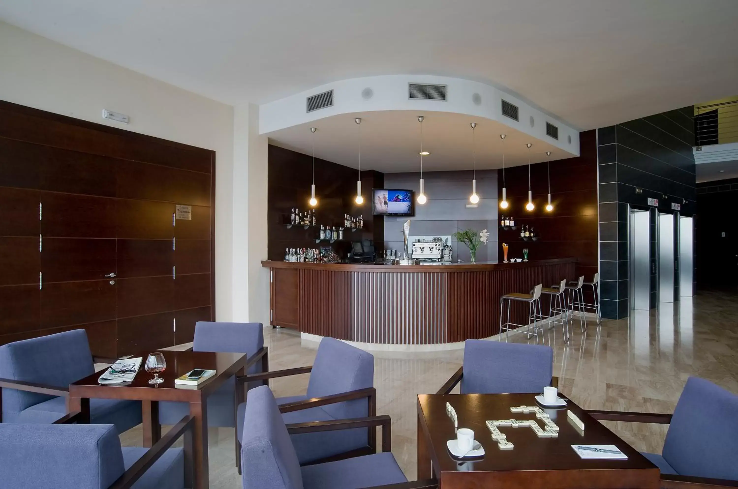 Lounge or bar in Hotel Bahía Calpe by Pierre & Vacances