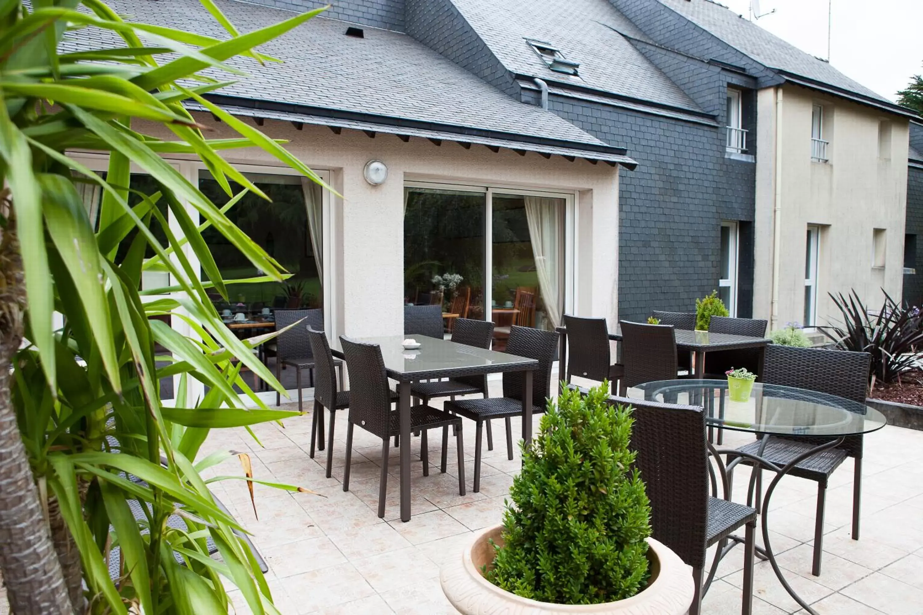 Balcony/Terrace, Restaurant/Places to Eat in Hotel Le Branhoc - Brit Hotel Auray