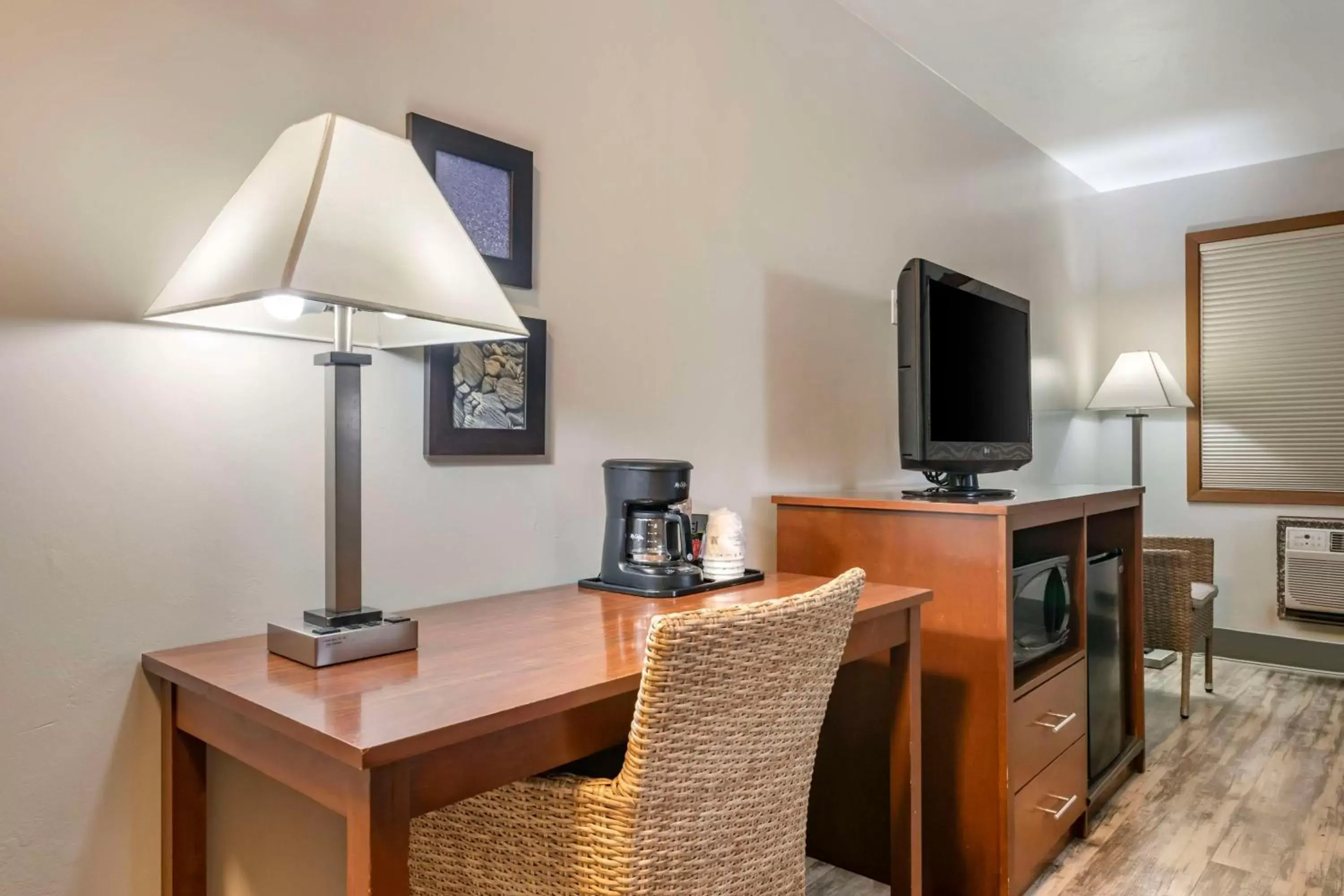 Bedroom, TV/Entertainment Center in SureStay Plus Hotel by Best Western Buffalo