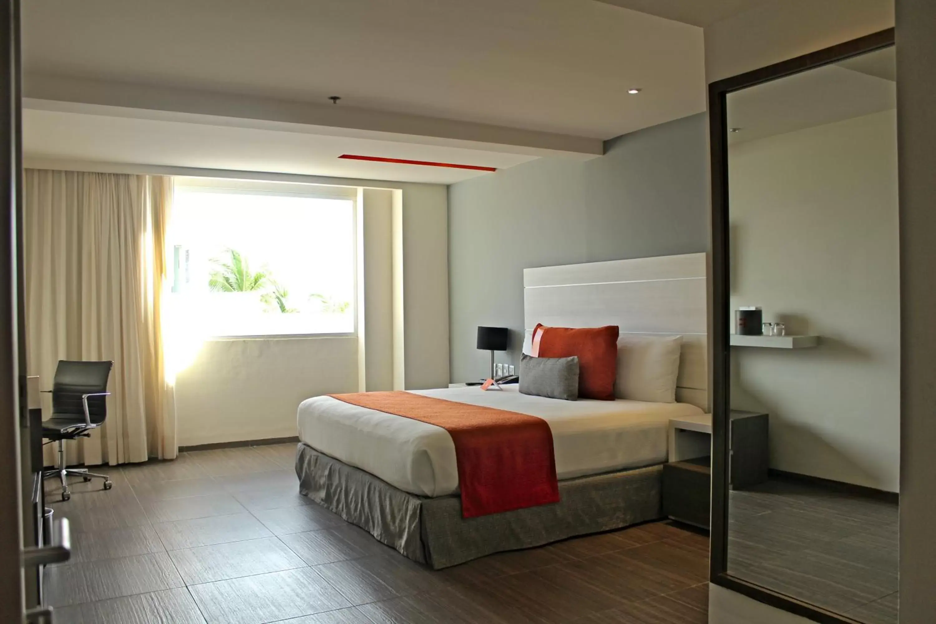 Property building, Bed in Real Inn Cancún