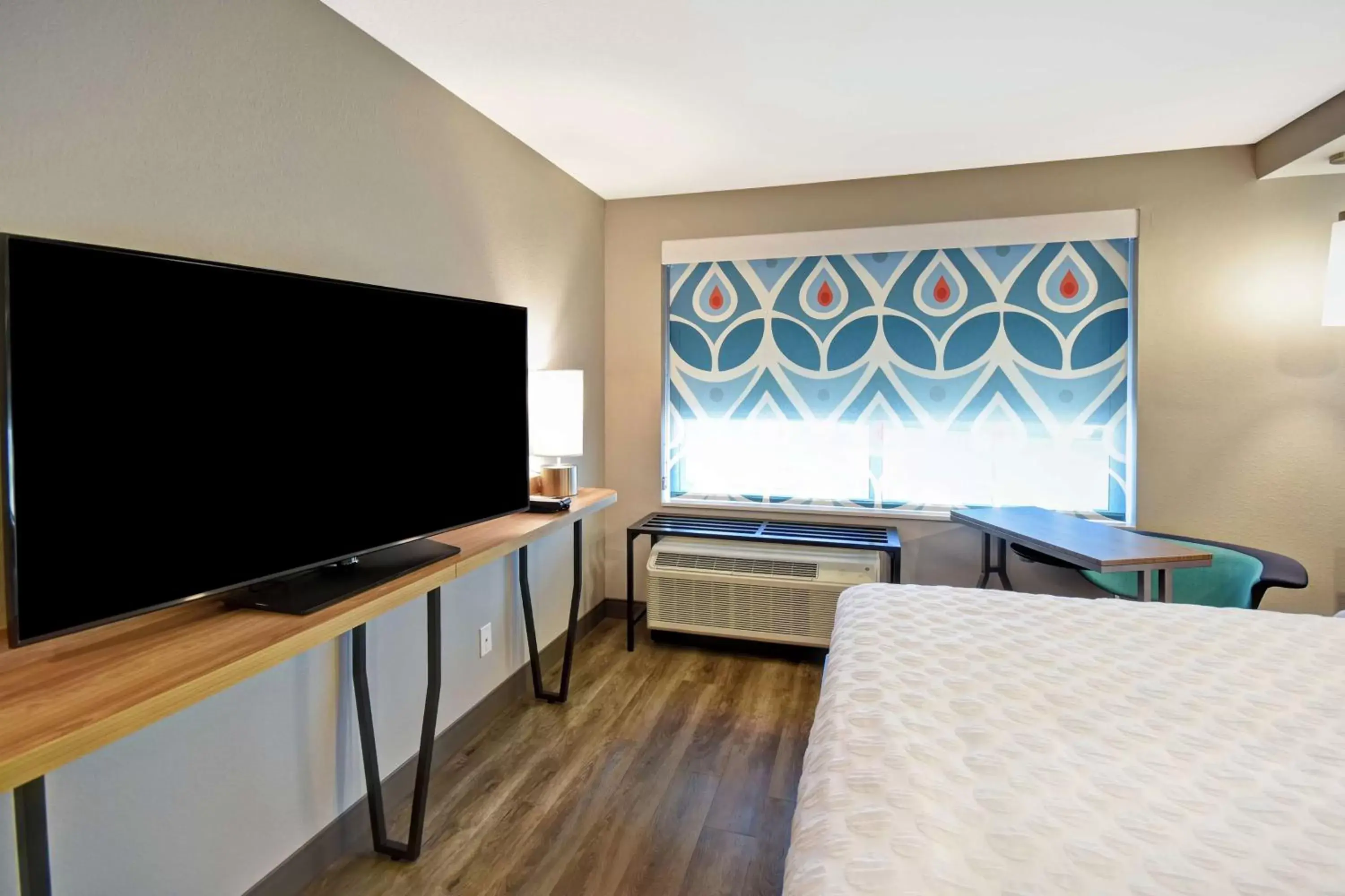 Bedroom, TV/Entertainment Center in Tru By Hilton Fort Wayne