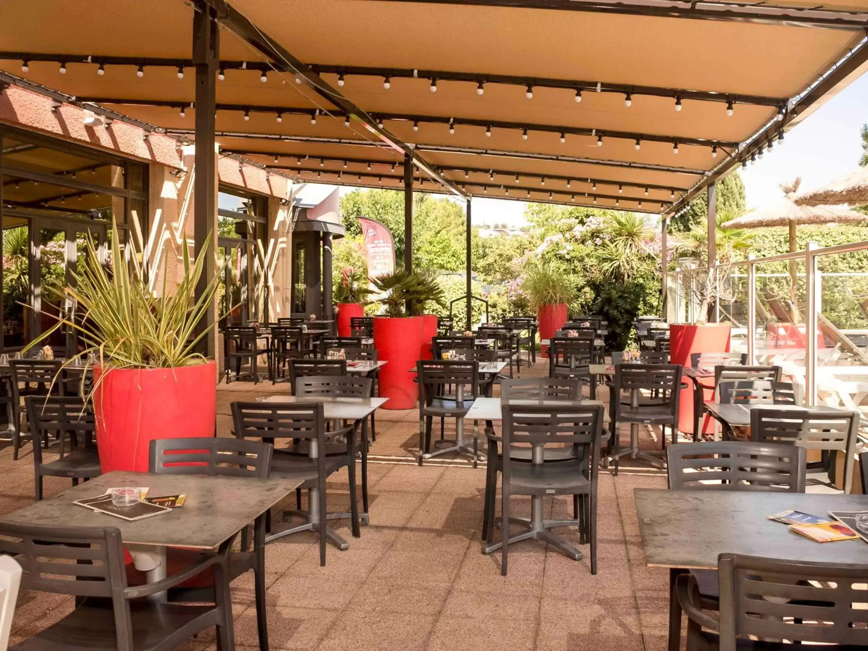 Property building, Restaurant/Places to Eat in ibis Marseille Provence Aéroport