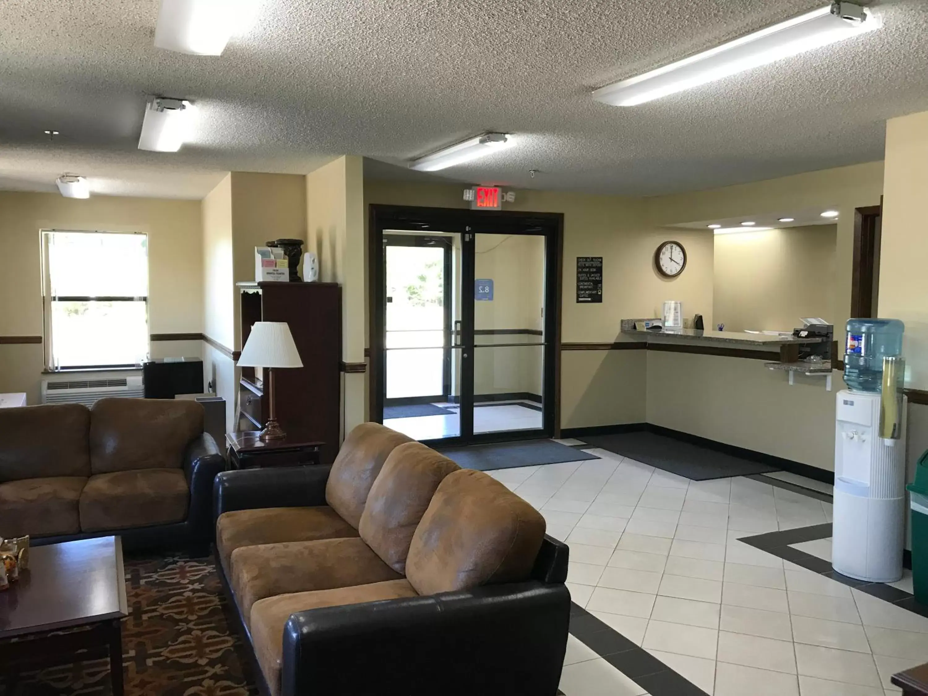 Lobby/Reception in Clairmont Inn & Suites - Warren