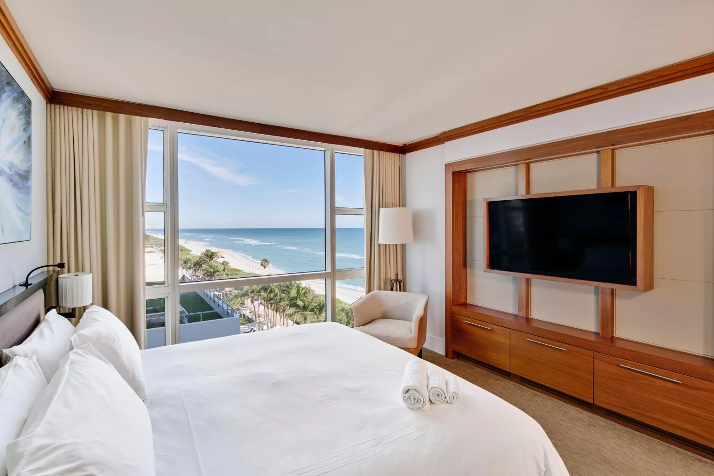 Sea view, Bed in Carillon Miami Wellness Resort