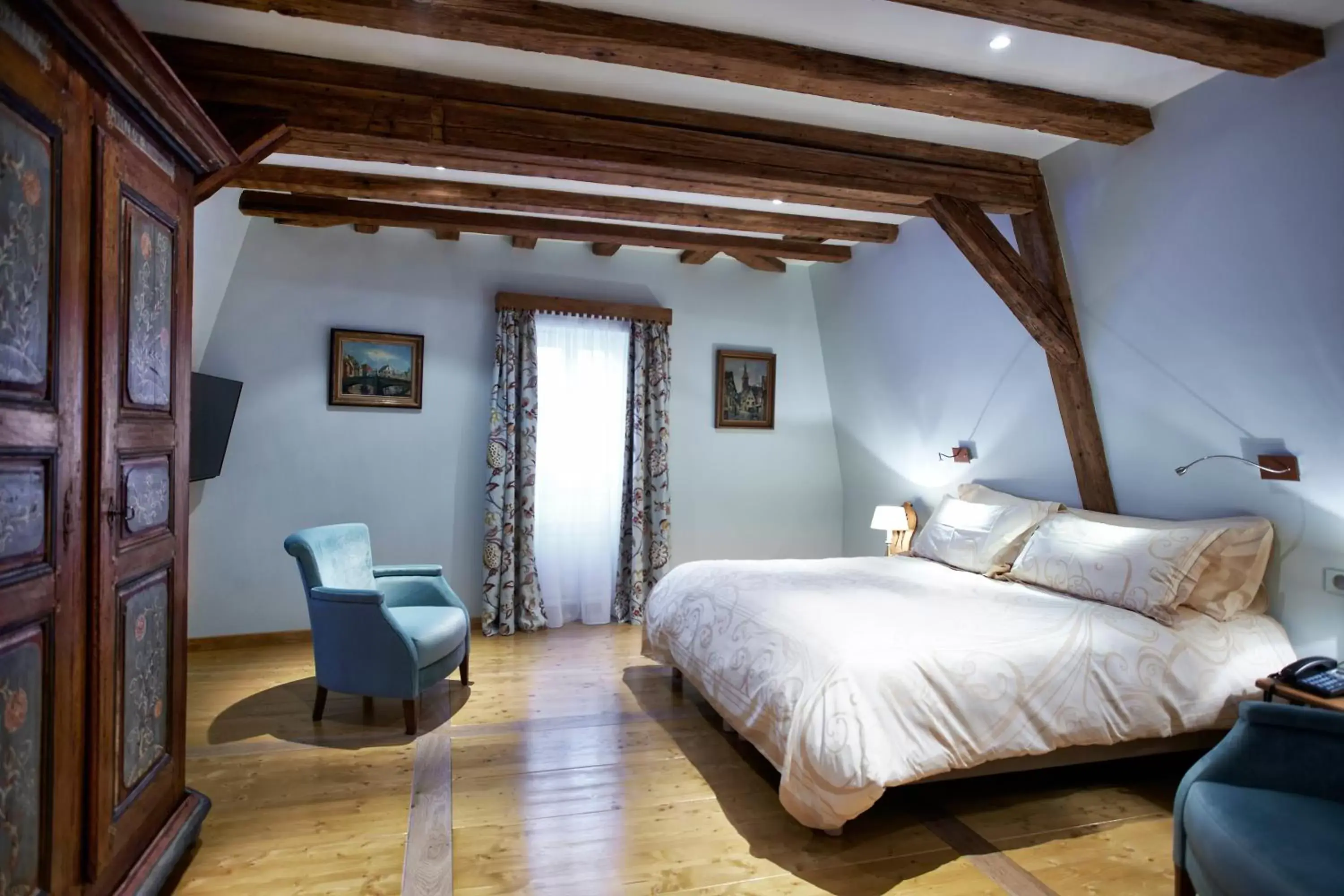 Photo of the whole room, Bed in Hôtel & Spa Le Bouclier D'or