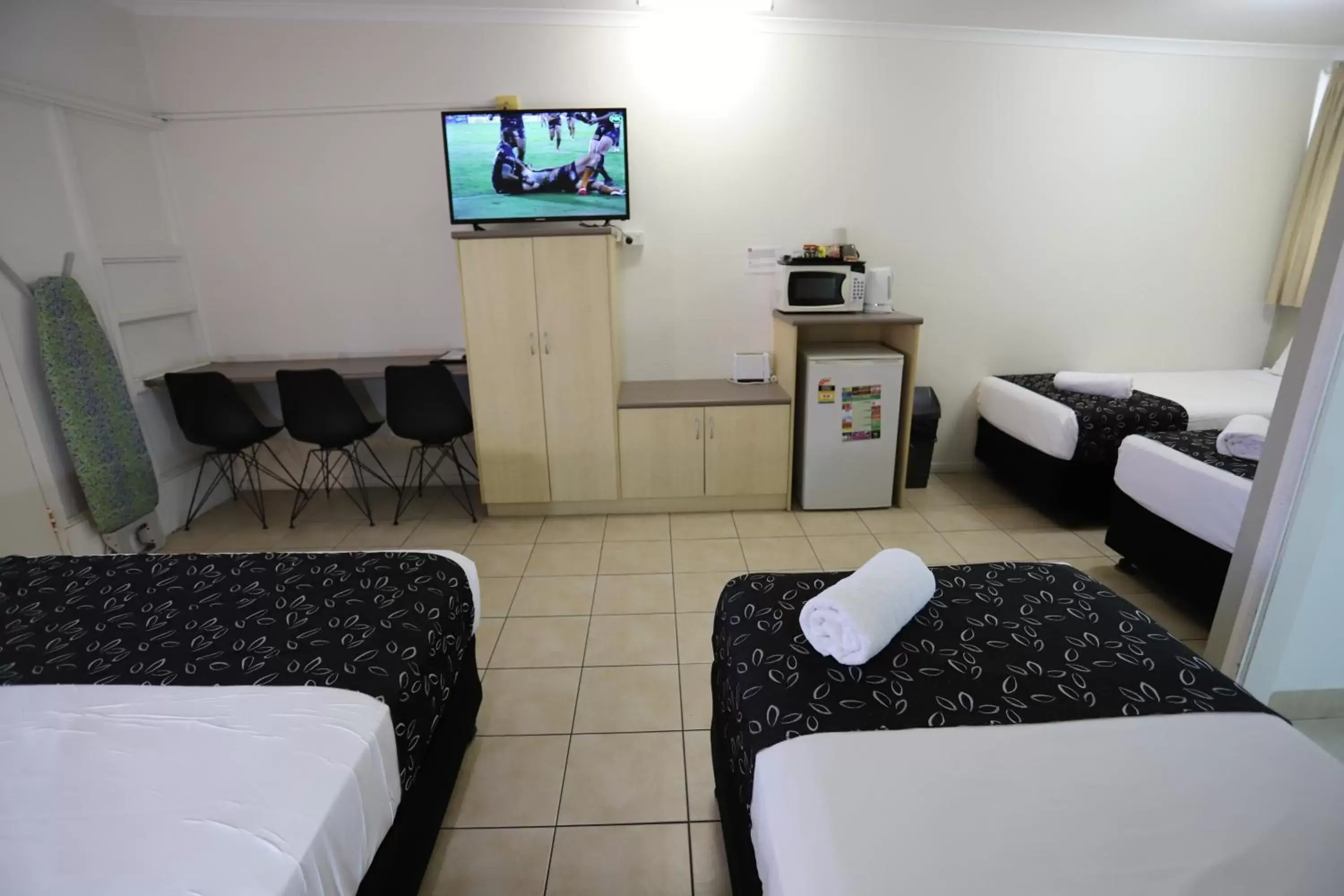 Bed, TV/Entertainment Center in Tropic Coast Motel