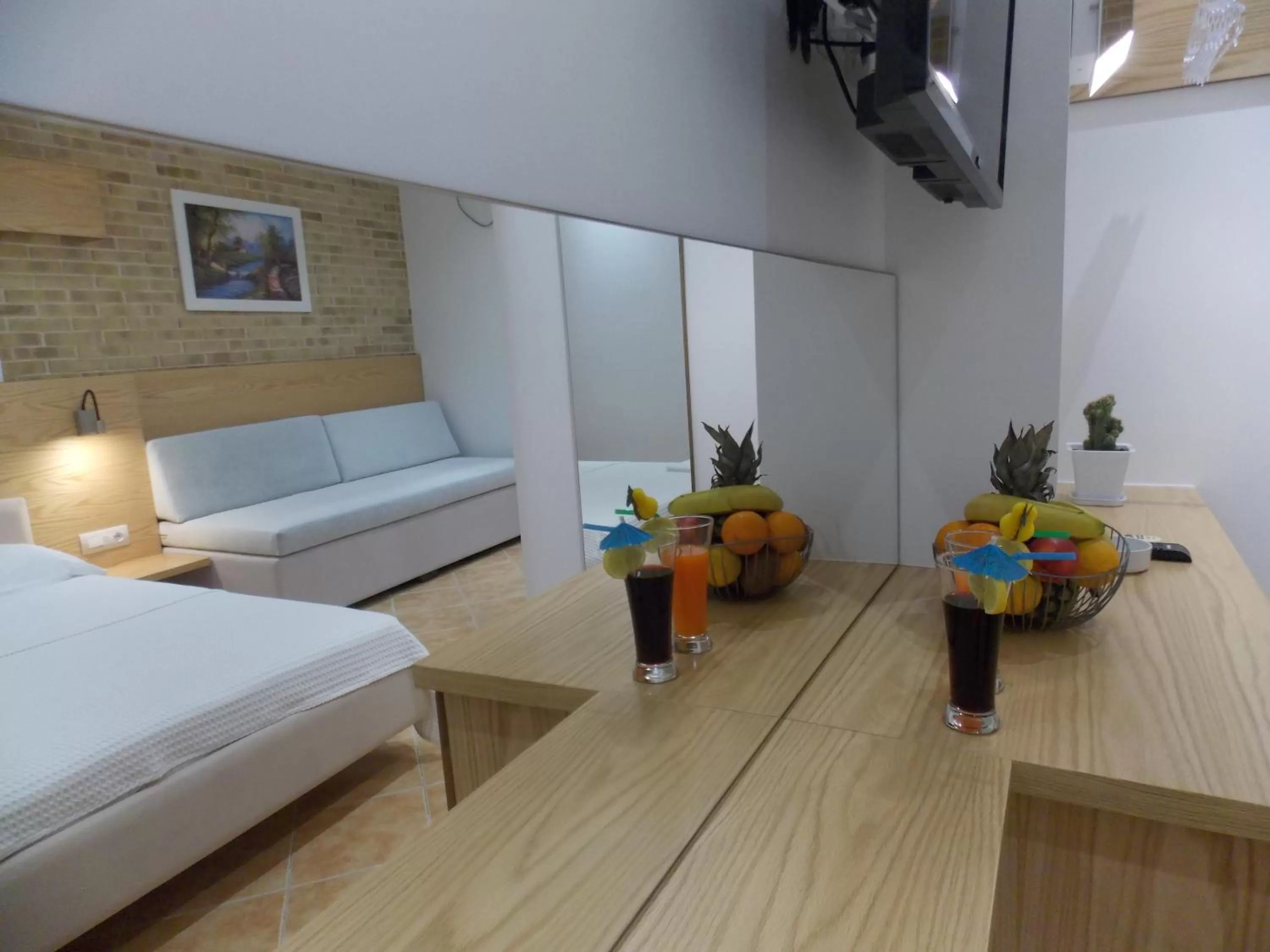 Communal lounge/ TV room, Bed in Hotel Piccolino