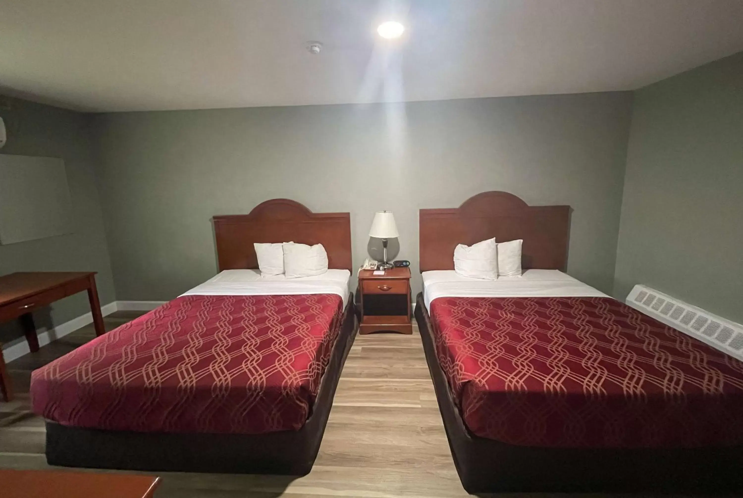 Photo of the whole room, Bed in Super 8 by Wyndham Pembroke